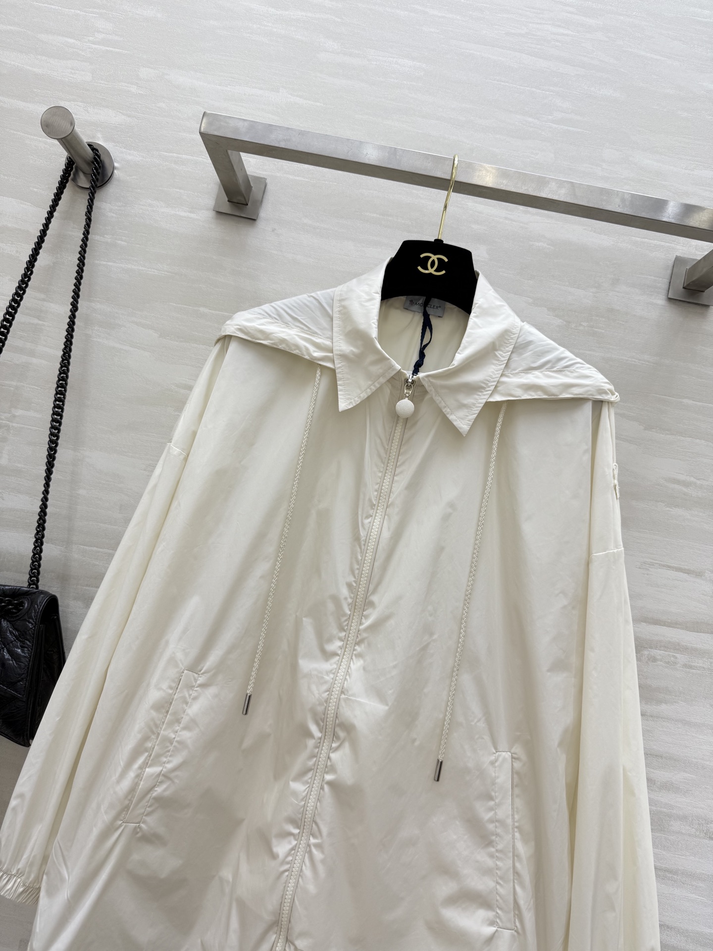 #Moncle♡²⁵早秋新款 前短后长 拉链连帽轻薄外套 经典连帽H字宽松版型 不挑人上身巨显瘦 休闲帅