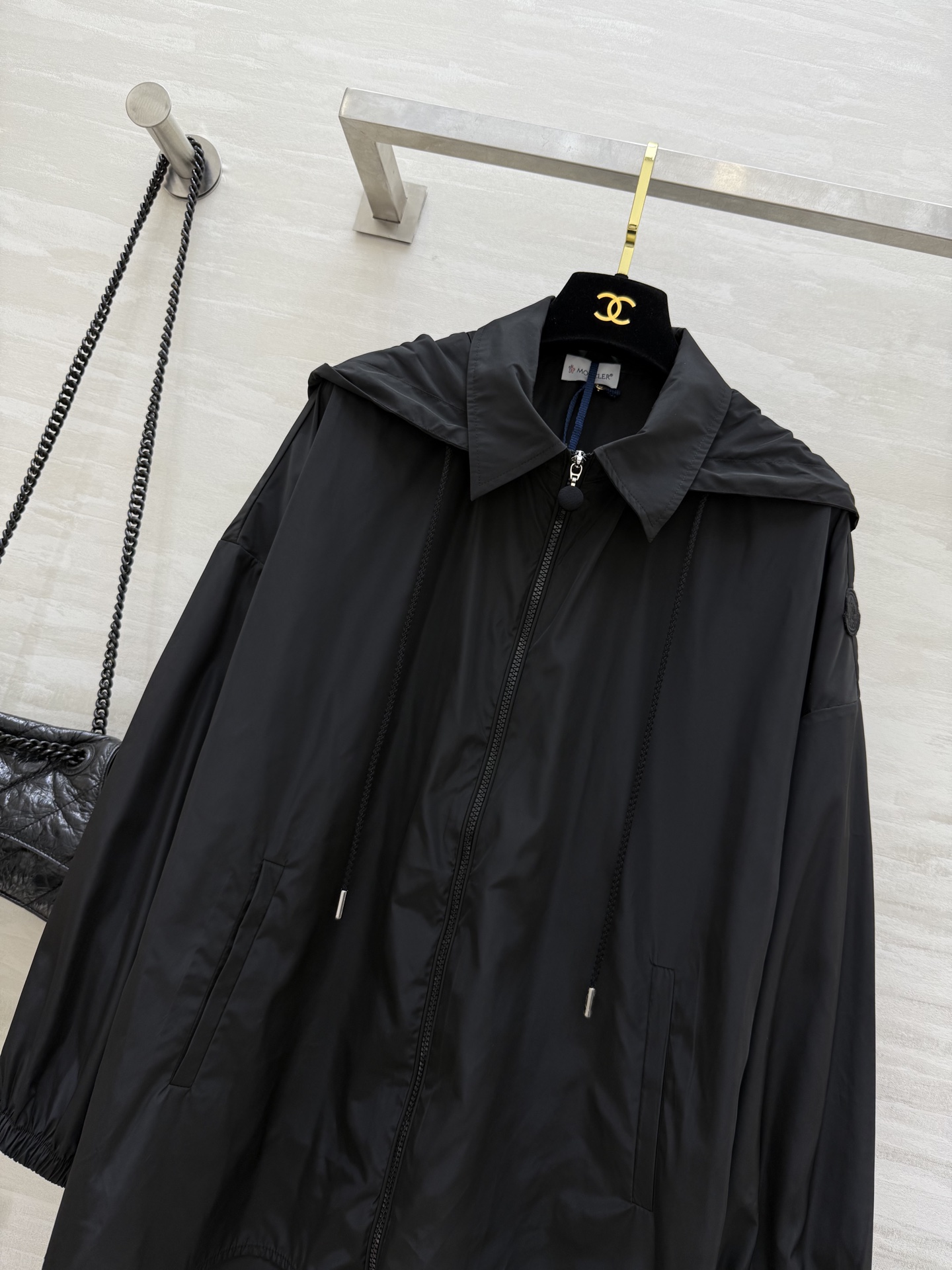 #Moncle♡²⁵早秋新款 前短后长 拉链连帽轻薄外套 经典连帽H字宽松版型 不挑人上身巨显瘦 休闲帅