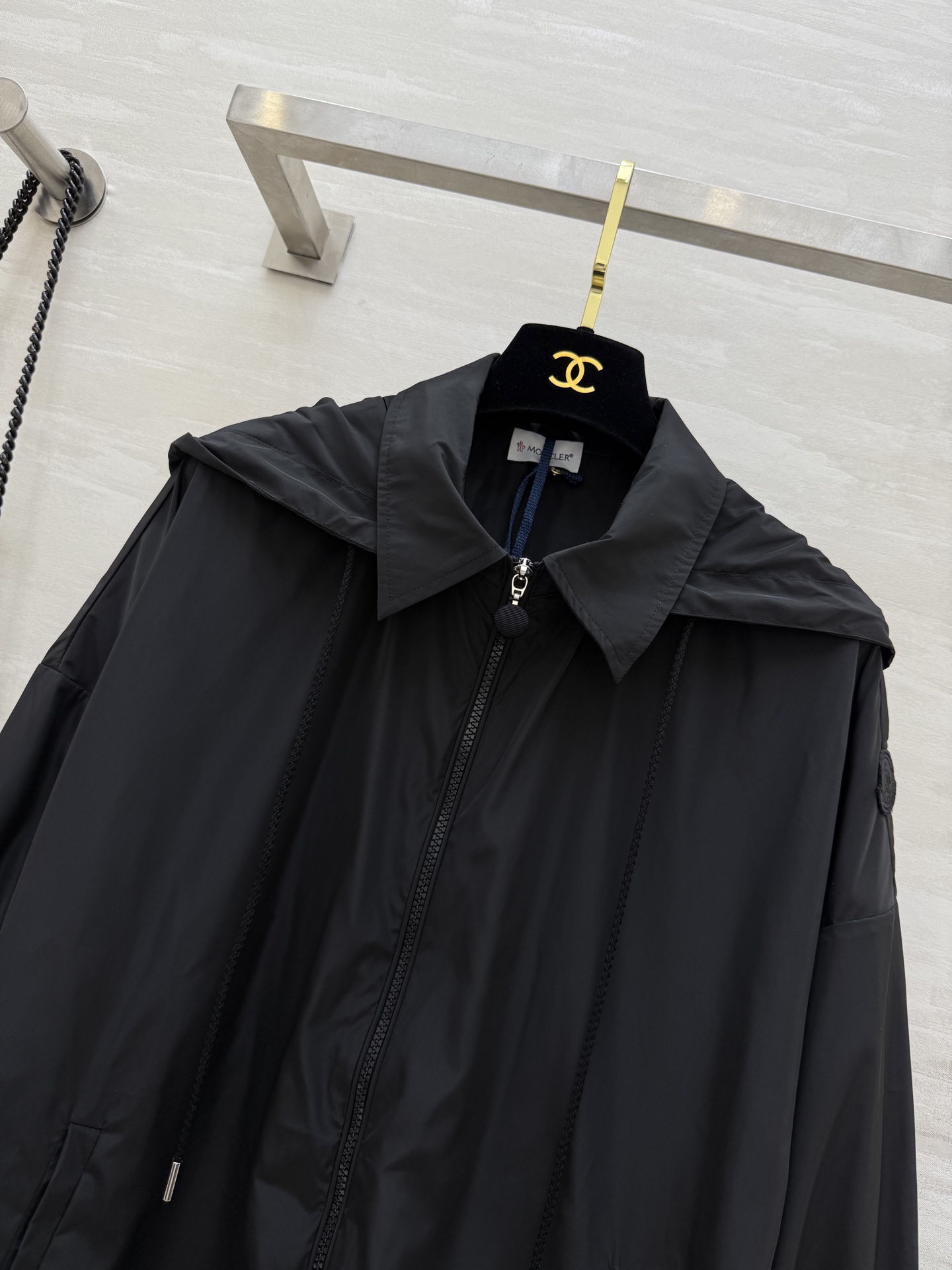 #Moncle♡²⁵早秋新款 前短后长 拉链连帽轻薄外套 经典连帽H字宽松版型 不挑人上身巨显瘦 休闲帅