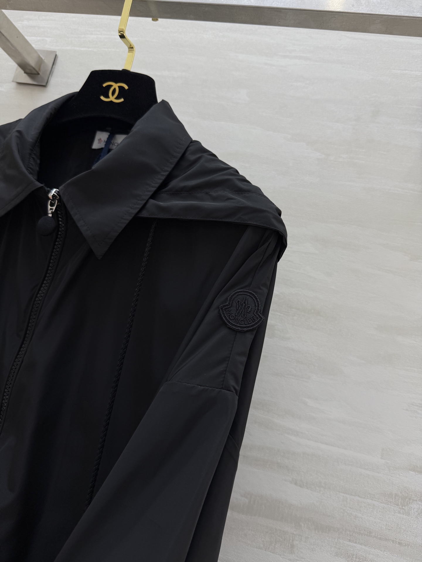 #Moncle♡²⁵早秋新款 前短后长 拉链连帽轻薄外套 经典连帽H字宽松版型 不挑人上身巨显瘦 休闲帅