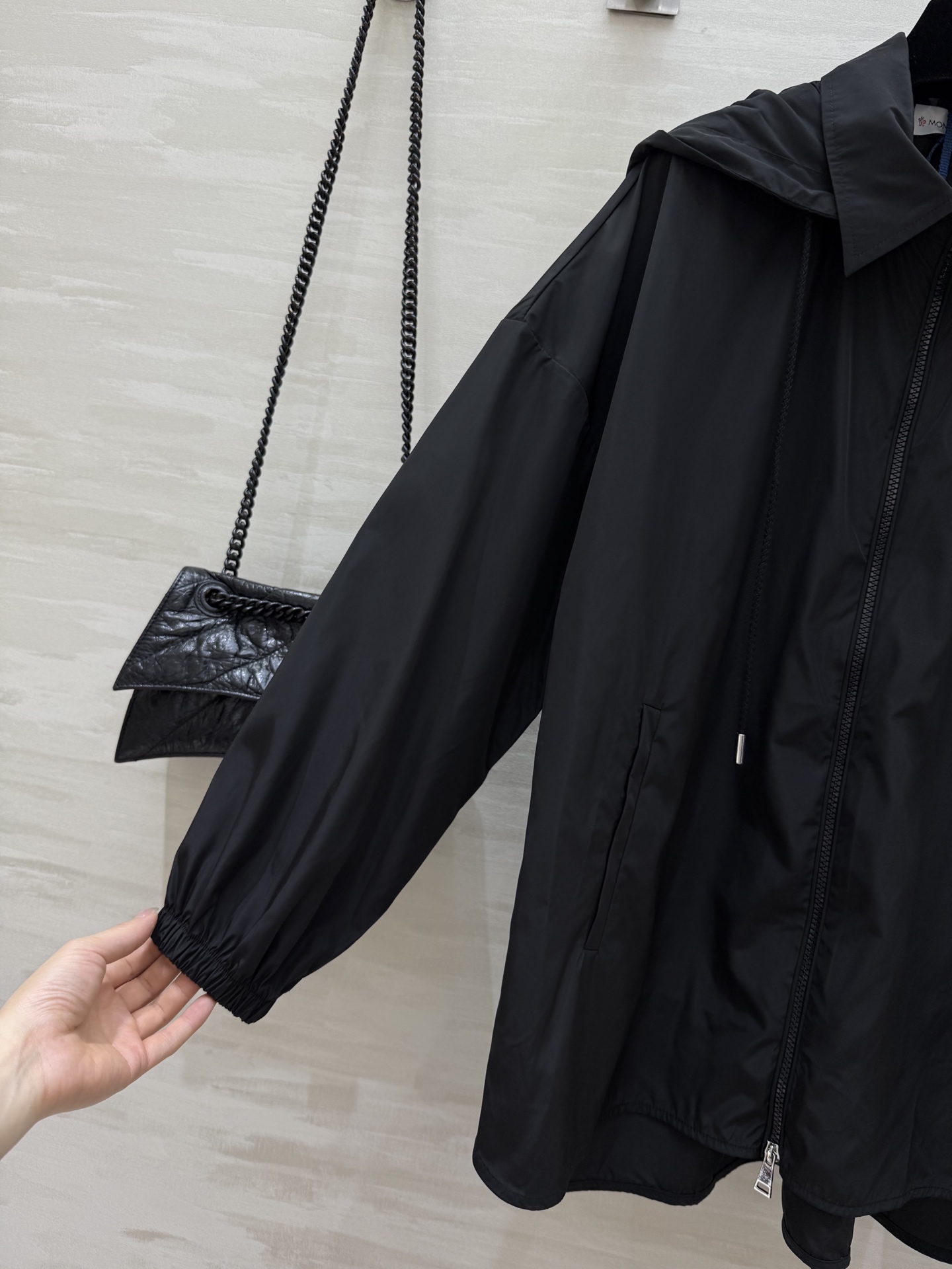 #Moncle♡²⁵早秋新款 前短后长 拉链连帽轻薄外套 经典连帽H字宽松版型 不挑人上身巨显瘦 休闲帅