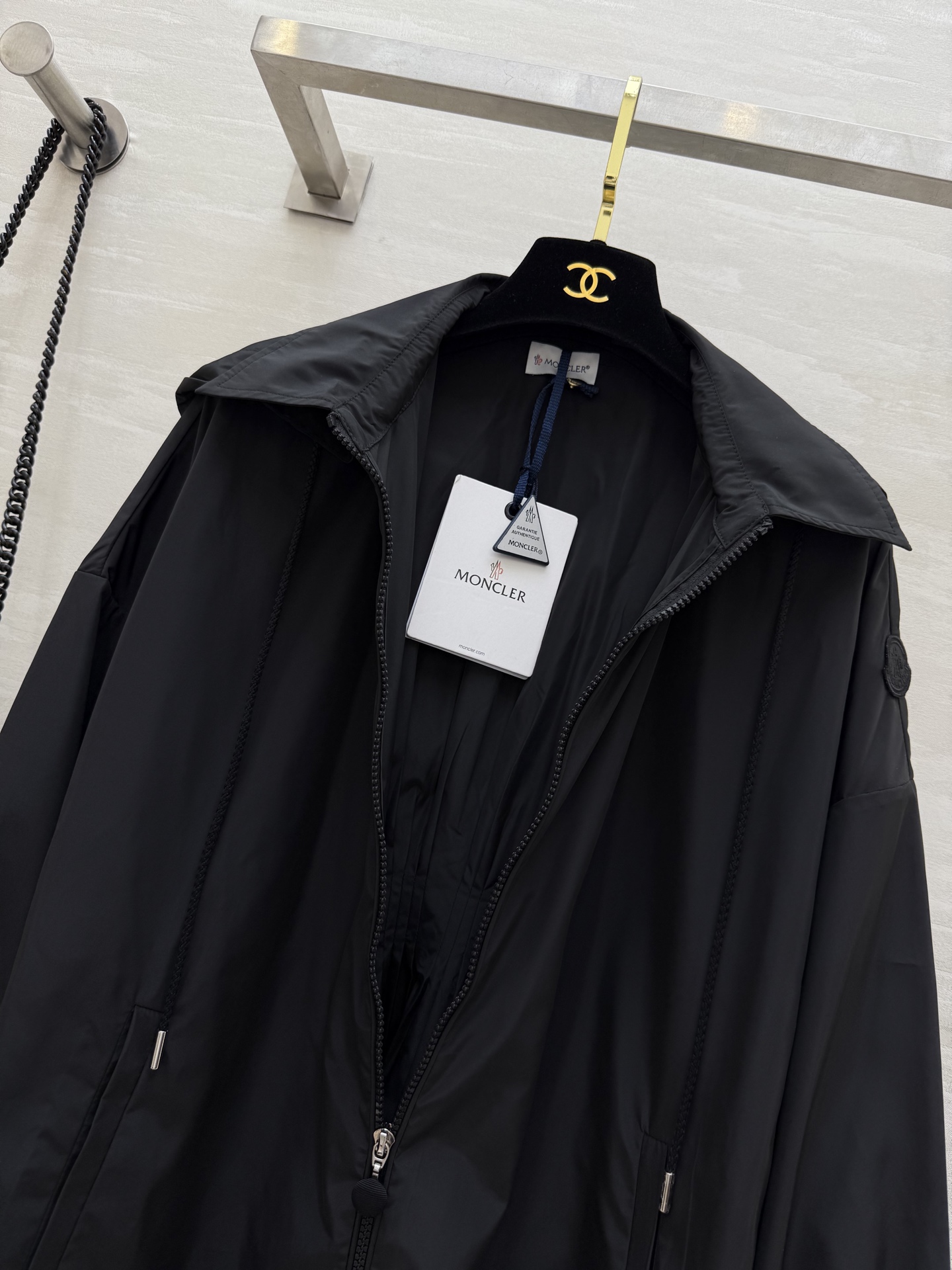 #Moncle♡²⁵早秋新款 前短后长 拉链连帽轻薄外套 经典连帽H字宽松版型 不挑人上身巨显瘦 休闲帅