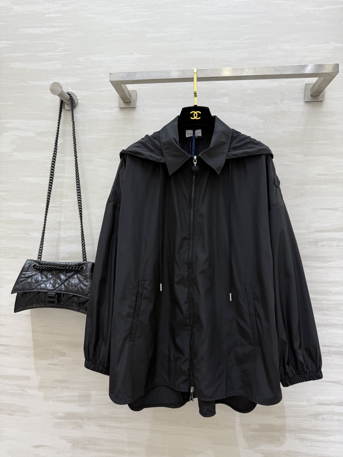 NO:474520,#Moncle early autumn new style, short front and long back, zippered hooded thin jacket, classic hooded H-shaped loose fit, not picky on people, huge slim on the upper body, casual and handsome sporty style, original custom logo hardware accessories, memory silk nylon fabric can protect the sun, easily interpret the fashionable and casual high-end feeling, must-have versatile items this season, first place in actual wear, high-quality customization, spot first sizeS/M/L (size s-s bust 110, 72-size length),, jackets & coats,hats,alexander wang19860909#Moncle早秋新款 前短后长 拉链连帽轻薄外套 经典连帽H字宽松版型 不挑人上身巨显瘦 休闲帅气运动风 原版定制logo五金配件 记忆丝尼龙面料可防晒 轻松演绎时髦随性的高级感 本季必入百搭单品 实穿第一名 高品质定制 现货首发sizeS/M/L（s码胸围110,衣长72）,,jackets & coats,hats,alexander wang,Women's clothing