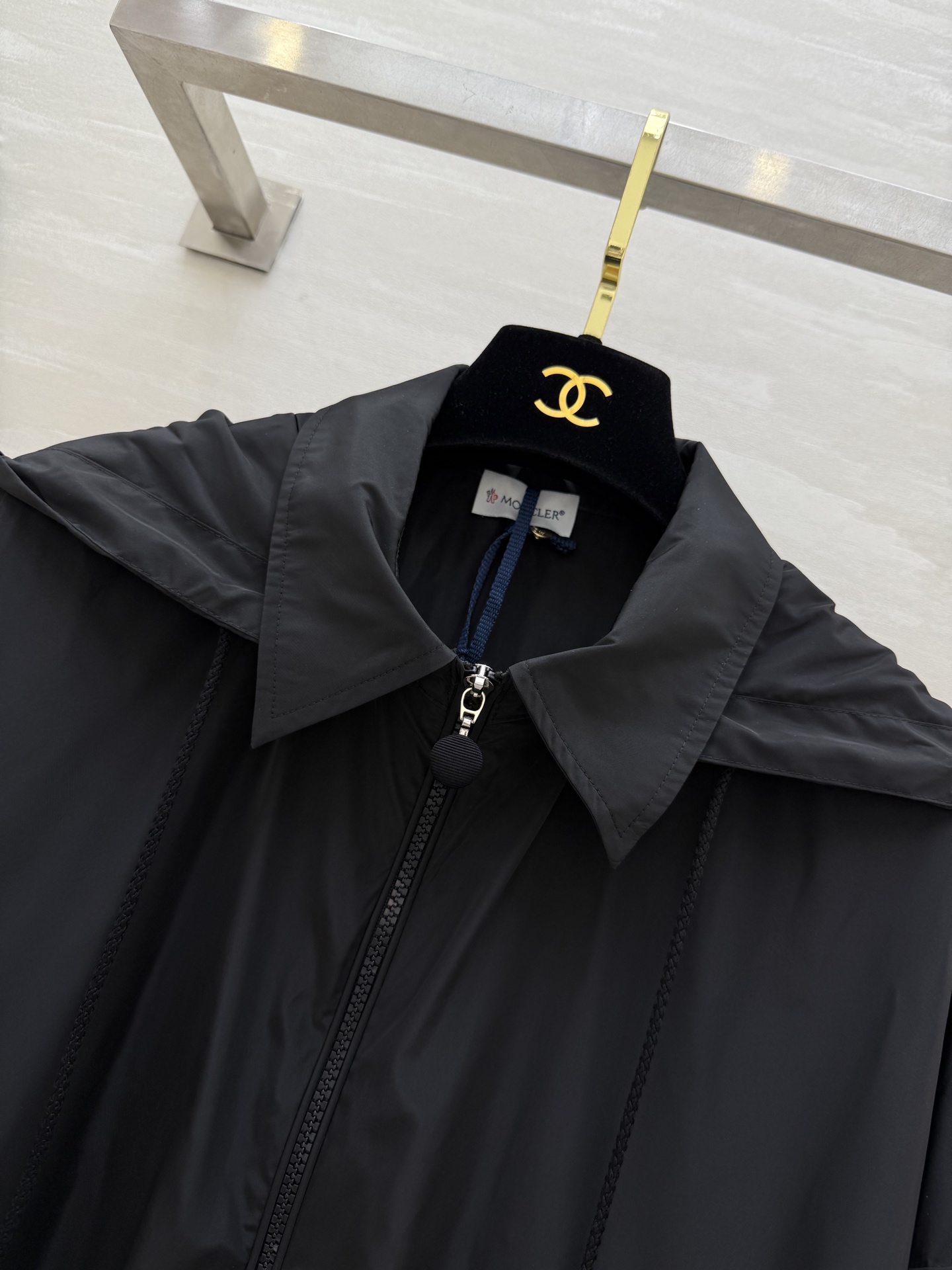 #Moncle♡²⁵早秋新款 前短后长 拉链连帽轻薄外套 经典连帽H字宽松版型 不挑人上身巨显瘦 休闲帅