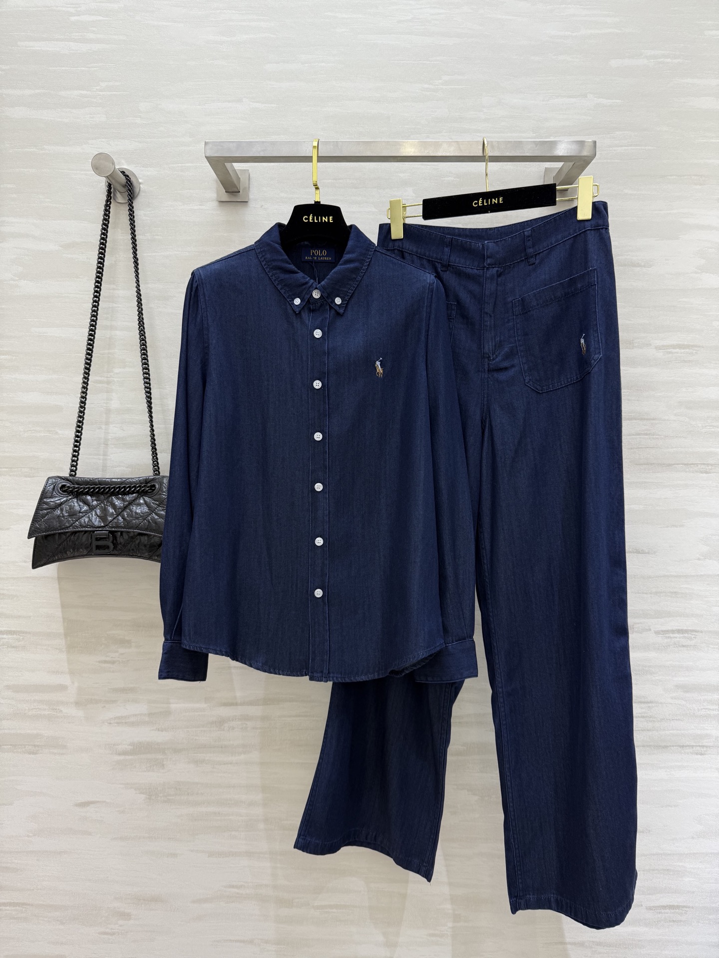 NO:474523,Shirts, pants. #Lav Lauren's new early autumn style, classic logo embroidery casual set, washing cowboy fabric, versatile color, logo embroidery embroidery embroidery on the upper body, creating a casual and comfortable item, versatile and not picky, high-quality customization, spot sizeS/M/L (size s-shoulder width 36, bust 94, 65 length, waist 68, hip 90, pants 102),,alexander wang19860909衬衣,裤.#拉夫劳伦早秋新款 经典logo刺绣休闲套装 洗水牛仔面料 百搭色系 logo标识刺绣点缀上身帅气又时髦 打造休闲舒适单品 百搭不挑人 高品质定制 现货发sizeS/M/L（s码肩宽36,胸围94,衣长65,腰围68,臀围90,裤长102）,,alexander wang,Women's clothing