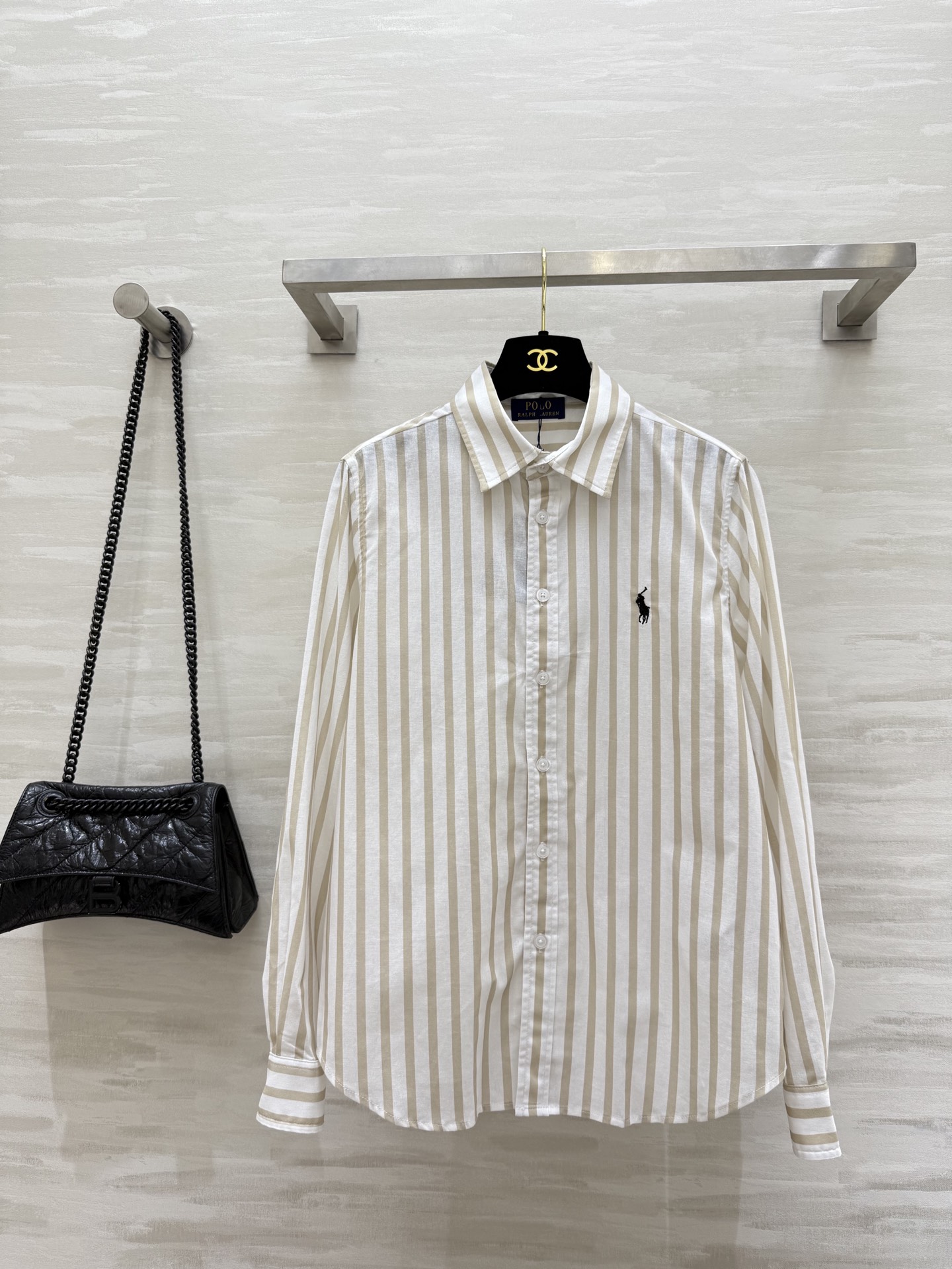 NO:474529,#Laurent's new early autumn logo embroidery striped shirt, classic logo embroidery decoration, daily necessities, street concave shape, sun protection, linen + cotton fabric, breathable and comfortable, high quality, spot sizeS/M/L (size s size 39 shoulder width, bust 94, 63 length, alexander wang19860909#拉夫劳伦早秋新款 logo刺绣条纹衬衣 前襟经典logo刺绣装饰 日常必备款 出街凹造型防晒多功能 采用亚麻+棉面料 透气又贴身舒适 高品质 现货来 sizeS/M/L（s码肩宽39,胸围94,衣长63,,alexander wang,Women's clothing