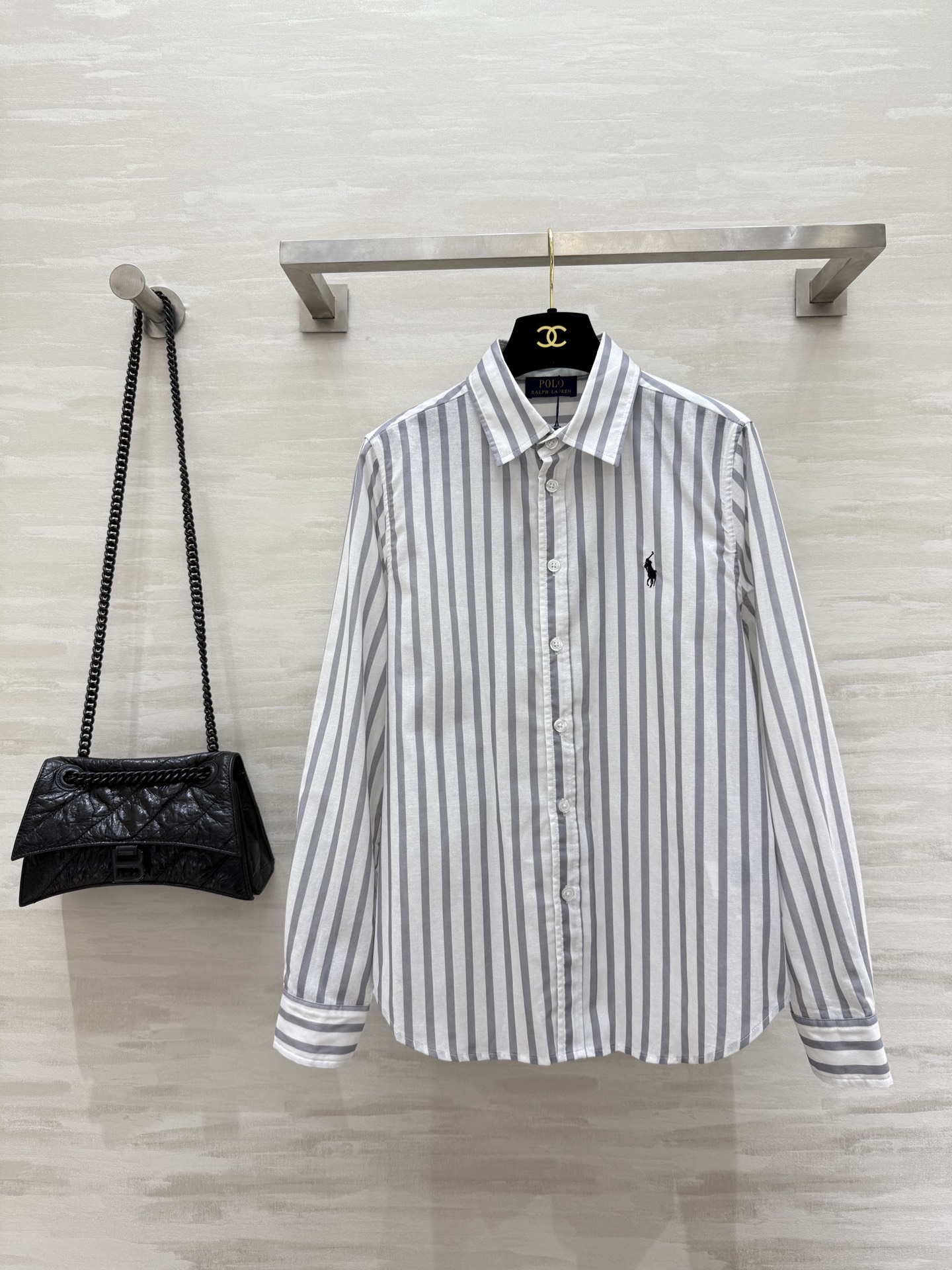 NO:474539,#Laurent's new early autumn logo embroidery striped shirt, classic logo embroidery decoration, daily necessities, street concave shape, sun protection, linen + cotton fabric, breathable and comfortable, high quality, spot sizeS/M/L (size s size 39 shoulder width, bust 94, 63 length),,alexander wang19860909#拉夫劳伦早秋新款 logo刺绣条纹衬衣 前襟经典logo刺绣装饰 日常必备款 出街凹造型防晒多功能 采用亚麻+棉面料 透气又贴身舒适 高品质 现货来 sizeS/M/L（s码肩宽39,胸围94,衣长63）,,alexander wang,Women's clothing