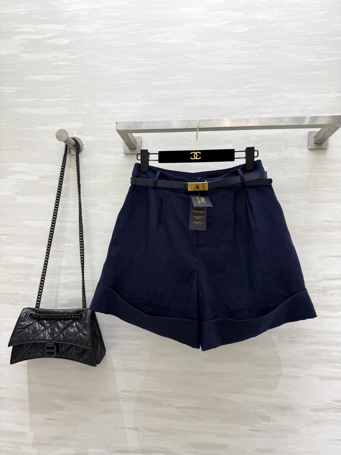 NO:474550,#Laurent's new early autumn style custom belt minimalist style mid-pants high-intelligent outfit mid-high waist pleated curly design Distribution metal buckle belt intellectual and elegant upper body lazy and casual high-end items Full of details and low-key luxury. Highly recommended versatile items for self-retaining high-quality customization Spot sizeS/M/L (size size 70, hip circumference 98, pants length 41), alexander wang19860909#拉夫劳伦早秋新款 定制腰带 极简风中裤 高智感穿搭 中高腰褶饰卷边设计 配送金属扣腰带上身知性大气 慵懒随性的高级单品 细节感满满低调奢华 强烈推荐自留百搭单品 高品质定制 现货首发sizeS/M/L（s码腰围70,臀围98,裤长41）,,alexander wang,Women's clothing