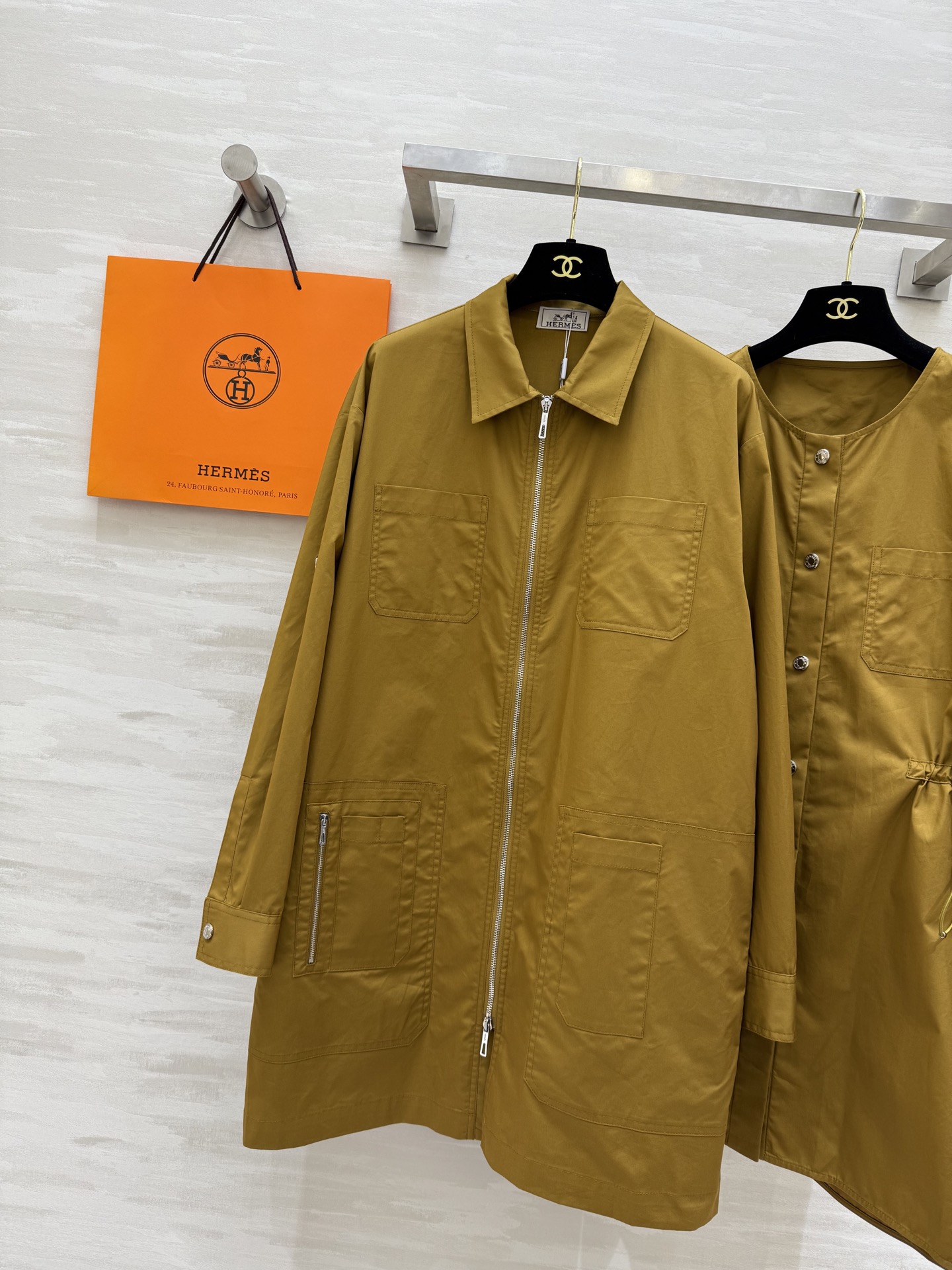 NO:474548,#Herme new style early autumn, one-wear multiple-wear design sense, two-piece dress, sleeveless waist vest and lapel zipper shirt skirt, heavy craftsmanship and two-wear styles to interpret multiple styles, and they look good when they are separated. The double-sided drawstring waist design is huge and slim. The overall simple and elegant without losing the sense of exquisiteness. High-quality cotton fabric is comfortable texture. The details of hardware and accessories are very important. The must-have for fashion and exquisite unlock all outfits. High-quality customization. Spot sizeS/M/L (size size dress bust 104, skirt length 82, vest bust 104, and 81),, hermes, skirts,shirts,alexander wang19860909#Herme早秋新款 一衣多穿设计感 两件套连衣裙 无袖收腰背心搭配翻领拉链衬衫裙 重工艺两穿款演绎多风格 分开搭配也好看 双侧抽绳收腰设计上身巨显瘦 整体简约大气而不失精致感 高品质棉质面料质感舒适 五金辅料细节很加分 时髦精必备解锁所有穿搭 高品质定制 现货首发sizeS/M/L（s码连衣裙胸围104,裙长82,马甲胸围104,衣长81）,,hermes,skirts,shirts,alexander wang,Women's clothing