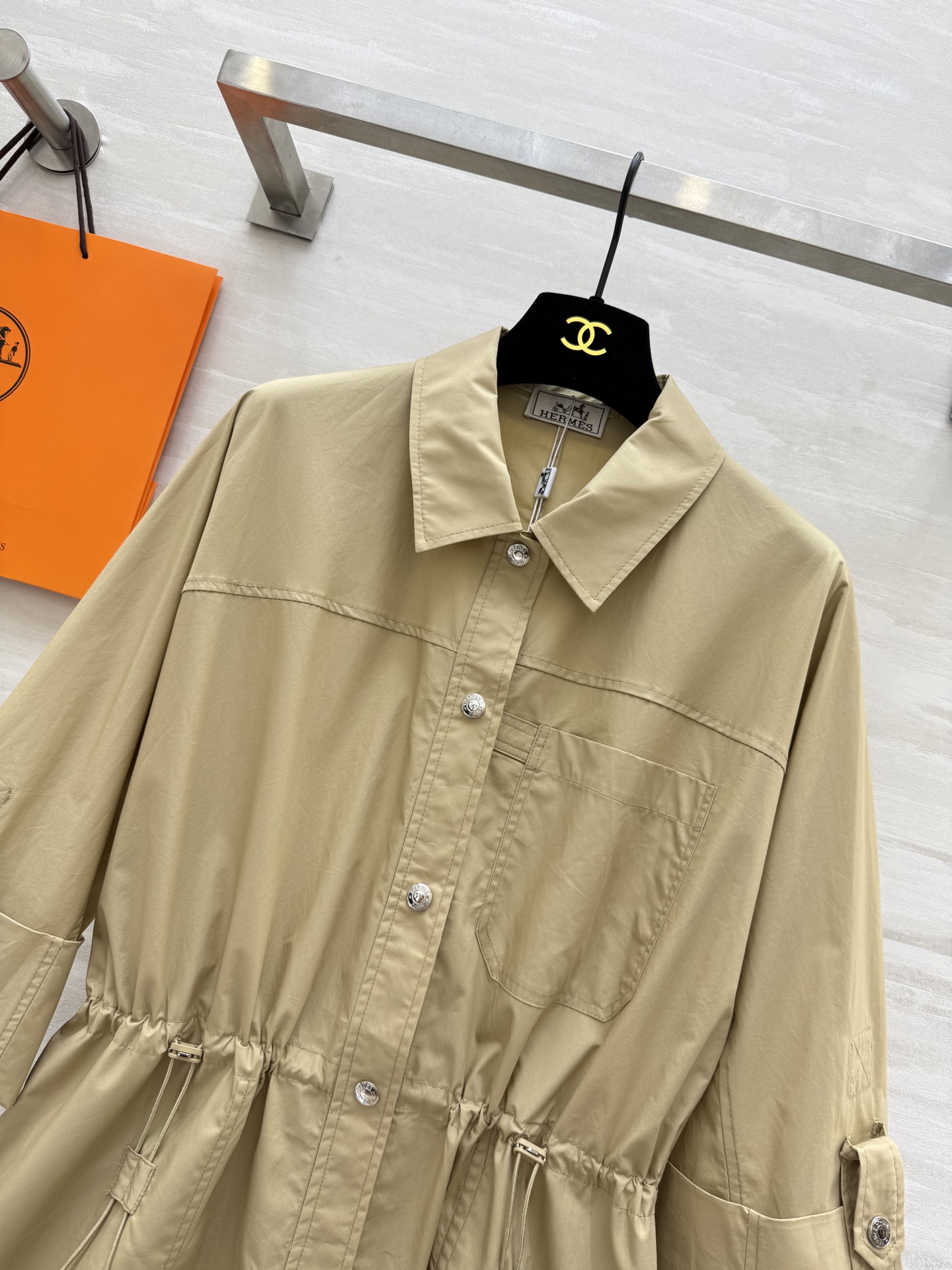 #Herme♡²⁵早秋新款 衬衣领收腰连衣裙 双侧抽绳收腰设计轻松穿出显瘦效果 整体简约大气而不失精致感