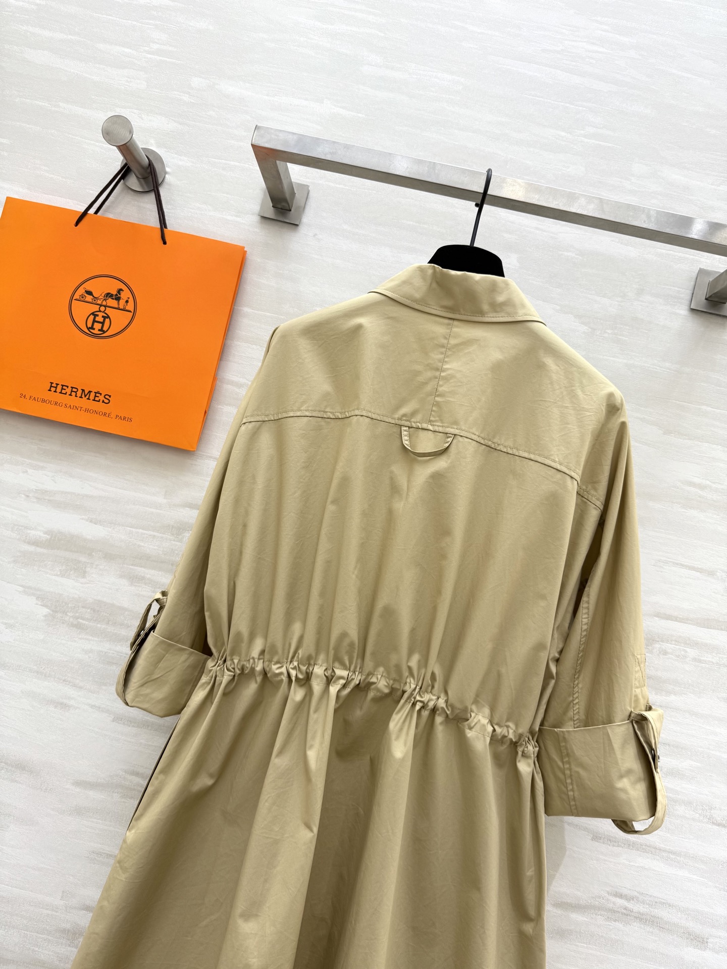 #Herme♡²⁵早秋新款 衬衣领收腰连衣裙 双侧抽绳收腰设计轻松穿出显瘦效果 整体简约大气而不失精致感