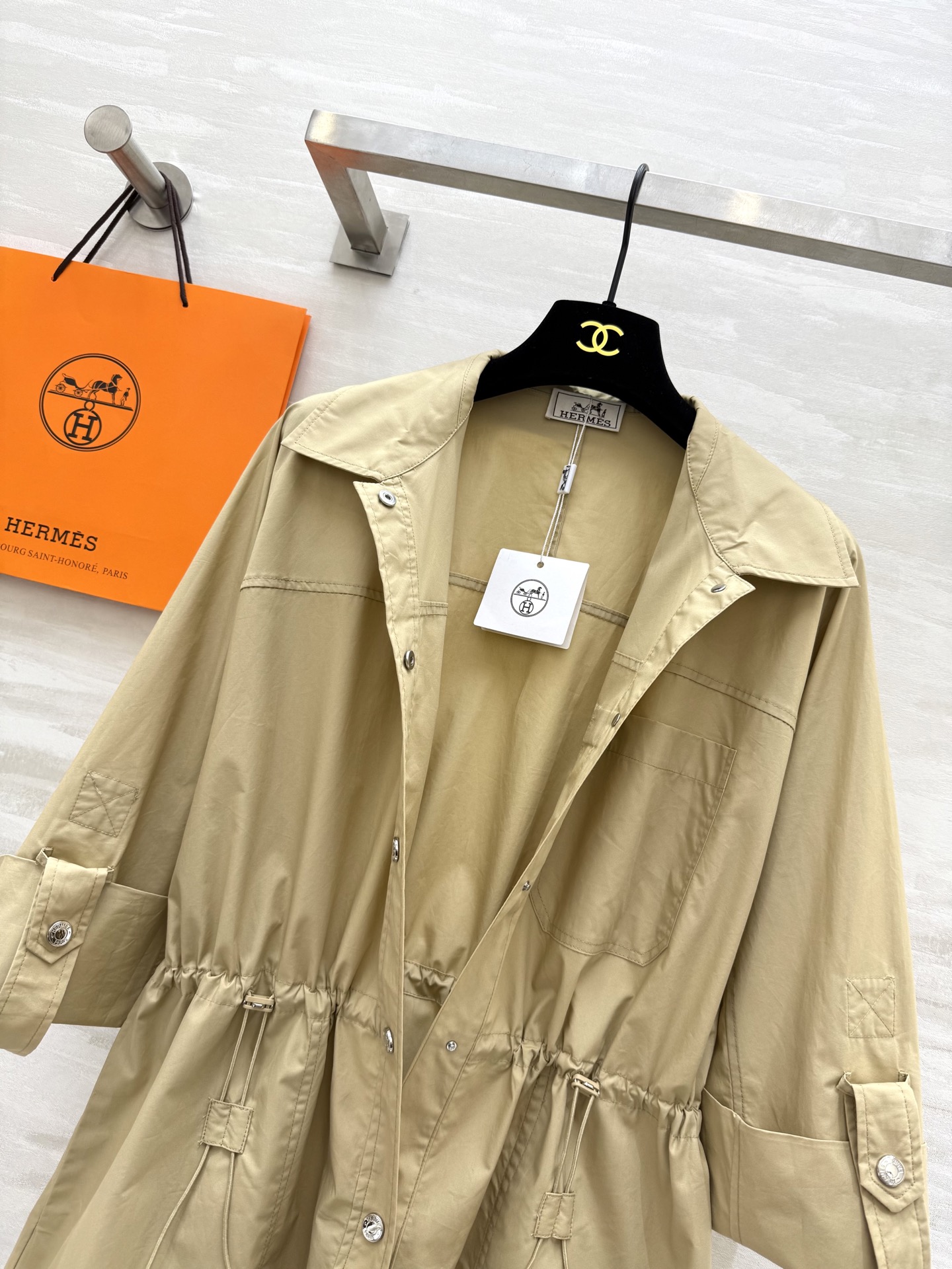 #Herme♡²⁵早秋新款 衬衣领收腰连衣裙 双侧抽绳收腰设计轻松穿出显瘦效果 整体简约大气而不失精致感