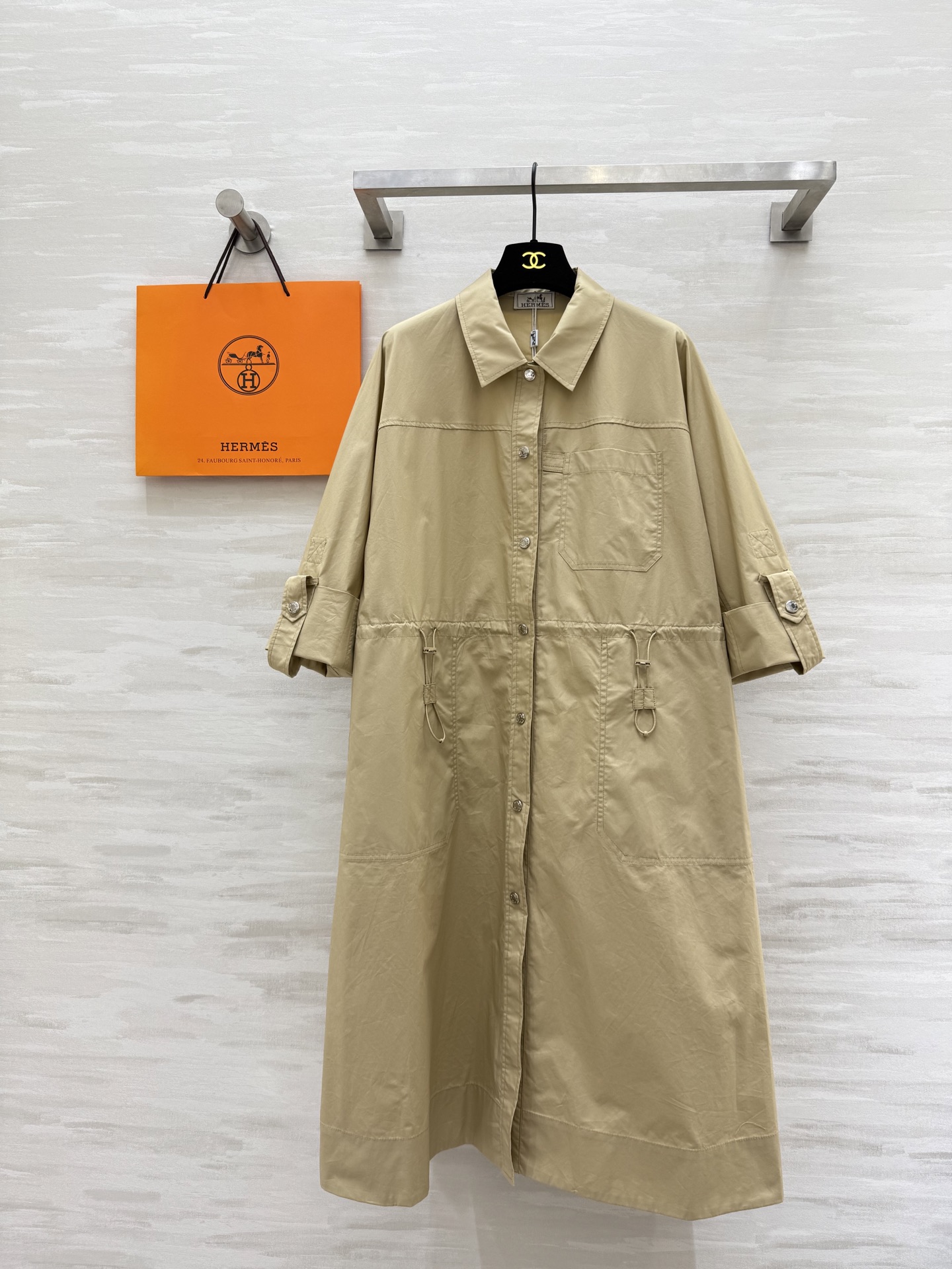 #Herme♡²⁵早秋新款 衬衣领收腰连衣裙 双侧抽绳收腰设计轻松穿出显瘦效果 整体简约大气而不失精致感