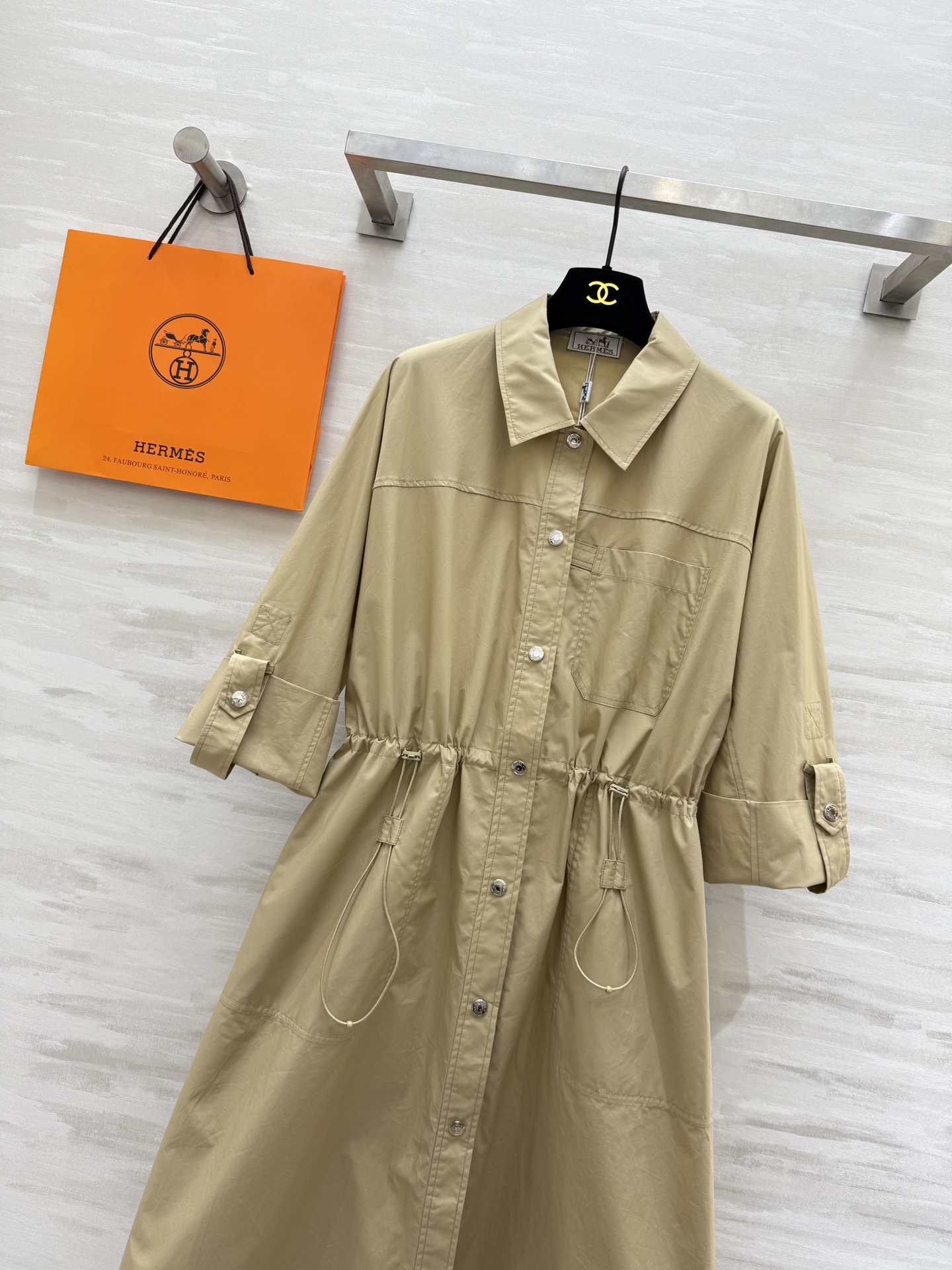 #Herme♡²⁵早秋新款 衬衣领收腰连衣裙 双侧抽绳收腰设计轻松穿出显瘦效果 整体简约大气而不失精致感