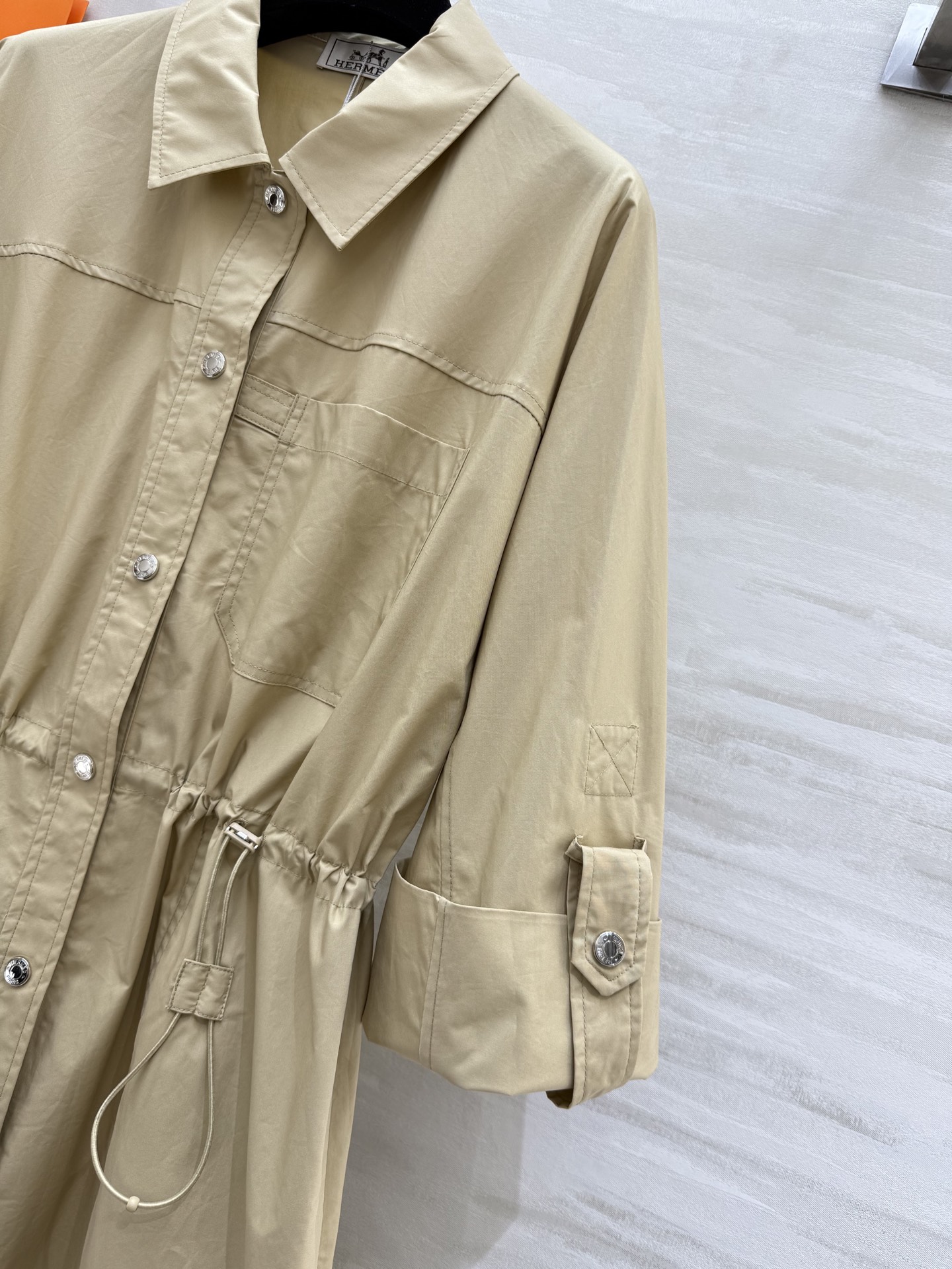 #Herme♡²⁵早秋新款 衬衣领收腰连衣裙 双侧抽绳收腰设计轻松穿出显瘦效果 整体简约大气而不失精致感