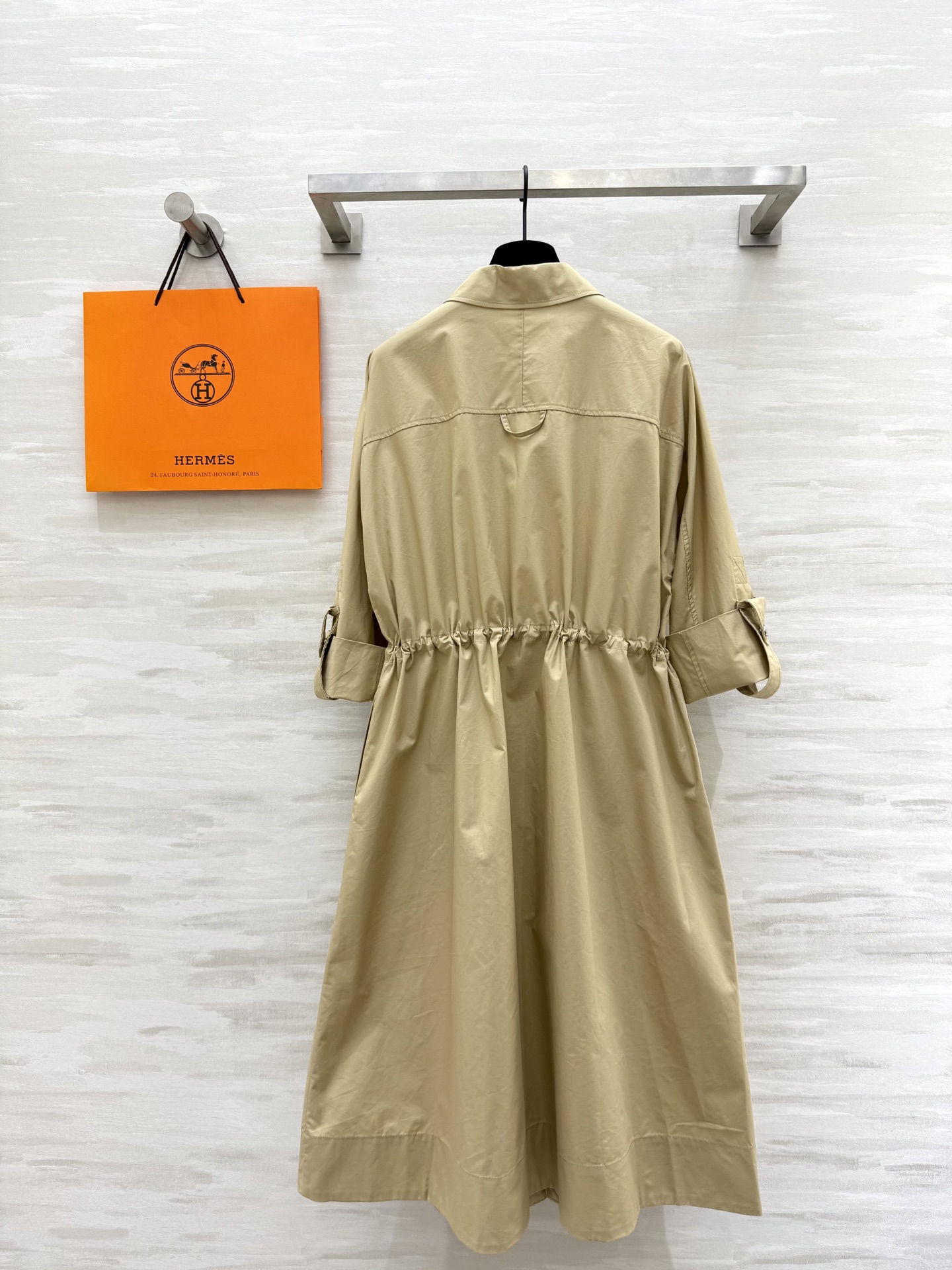 #Herme♡²⁵早秋新款 衬衣领收腰连衣裙 双侧抽绳收腰设计轻松穿出显瘦效果 整体简约大气而不失精致感