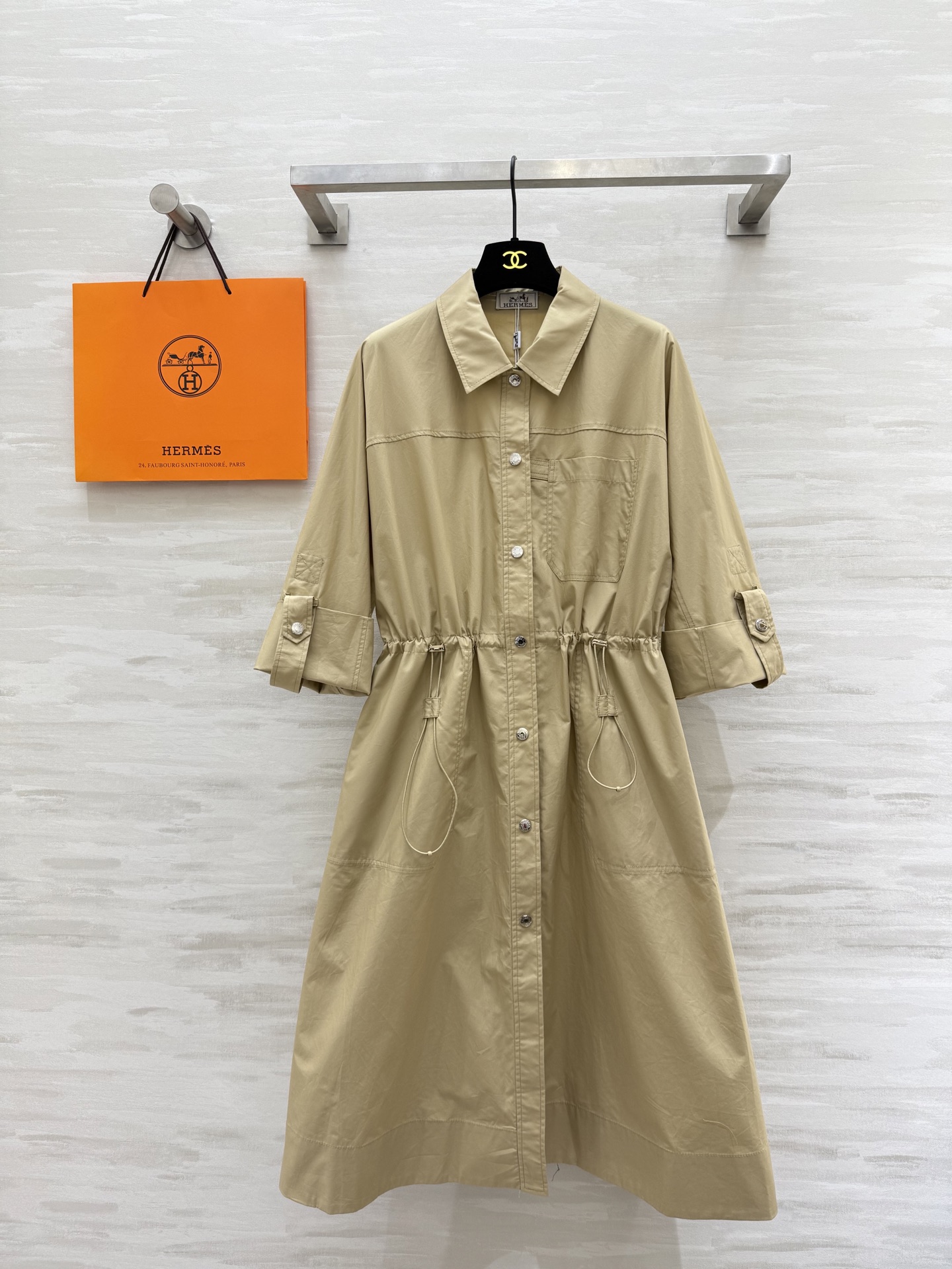 NO:474559,#Herme new early autumn style shirt collar waist-hugging dress, double-sided drawstring waist-hugging design, easy to wear to make a slim effect, overall simple and elegant without losing the sense of exquisiteness, high-quality cotton fabric texture and comfortable hardware accessories details are very important, super practical shirts are casual and versatile, the upper body is easy to lengthen the body proportions, fashionable essentials unlock all outfits, high quality, sizeS/M/L (size s size 106, skirt length 105),, hermes, skirts, shirts, alexander wang19860909#Herme早秋新款 衬衣领收腰连衣裙 双侧抽绳收腰设计轻松穿出显瘦效果 整体简约大气而不失精致感 高品质棉质面料质感舒适 五金辅料细节很加分 超级实穿的衬衫休闲百搭 版型上身轻松拉长身材比例 时髦精必备解锁所有穿搭 高品质 现货来sizeS/M/L（s码胸围106,裙长105）,,hermes,skirts,shirts,alexander wang,Women's clothing