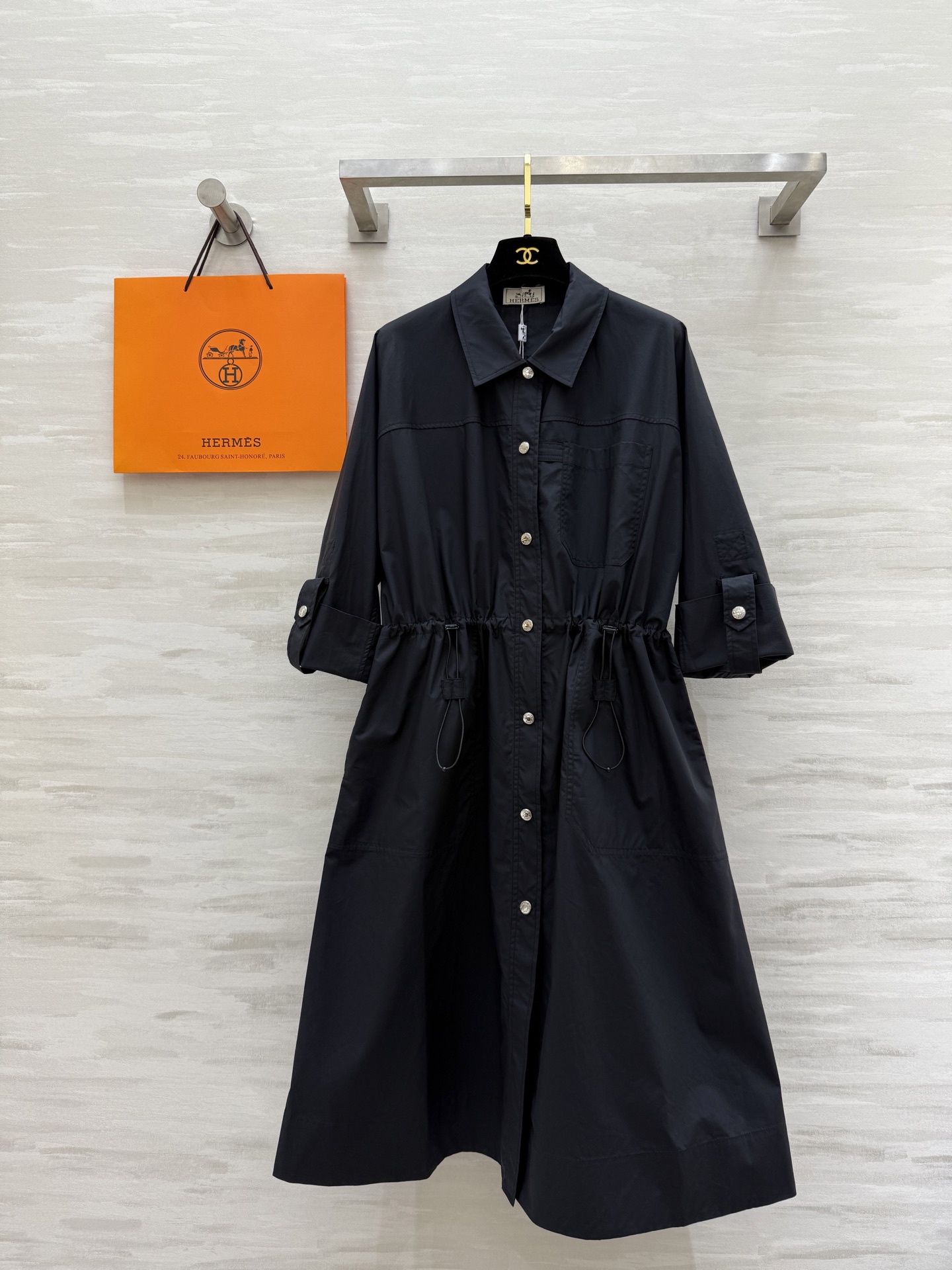 NO:474564,#Herme new early autumn style shirt collar waist-hugging dress, double-sided drawstring waist-hugging design, easy to wear to make a slim effect, overall simple and elegant without losing the sense of exquisiteness, high-quality cotton fabric texture and comfortable hardware accessories details are very important points, super practical shirts are casual and versatile, the upper body is easy to lengthen the body proportions, fashionable essentials unlock all outfits, high quality, sizeS/M/L (size size 106, skirt length 105, hermes, skirts, shirts, alexander wang19860909#Herme早秋新款 衬衣领收腰连衣裙 双侧抽绳收腰设计轻松穿出显瘦效果 整体简约大气而不失精致感 高品质棉质面料质感舒适 五金辅料细节很加分 超级实穿的衬衫休闲百搭 版型上身轻松拉长身材比例 时髦精必备解锁所有穿搭 高品质 现货来sizeS/M/L（s码胸围106,裙长105,,hermes,skirts,shirts,alexander wang,Women's clothing