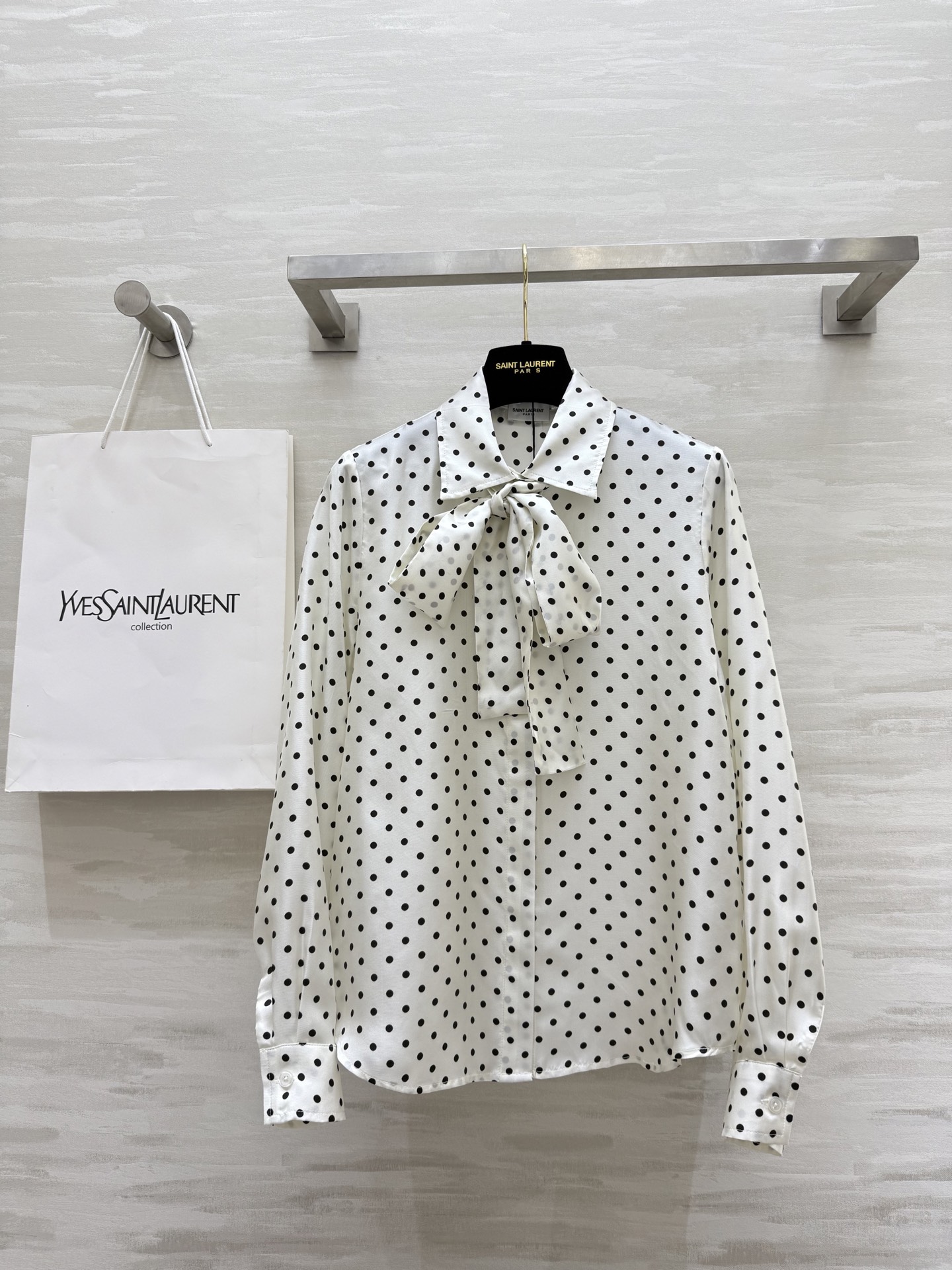 NO:474574,#ysl early autumn new style, retro polka dot streamer silk shirt, 100% silk fabric, good drape, retro polka dot printed pattern, matched with streamer design, fashionable concave shape~ The classic style design is not picky at all, it looks good in single or inner wear, high quality, sizeS/M/L (size s size 37 shoulder width, bust 92, length 59, saint laurent, real silk, alexander wang19860909#ysl早秋新款 复古波点飘带真丝衬衣 百分百真丝面料 垂坠感很好 复古小波点印花图案 搭配飘带设计 时髦凹造型～ 经典的版型设计完全不挑身材 单穿或者内搭都好看 高品质 现货来sizeS/M/L（s码肩宽37,胸围92,衣长59,,saint laurent,real silk,alexander wang,Women's clothing