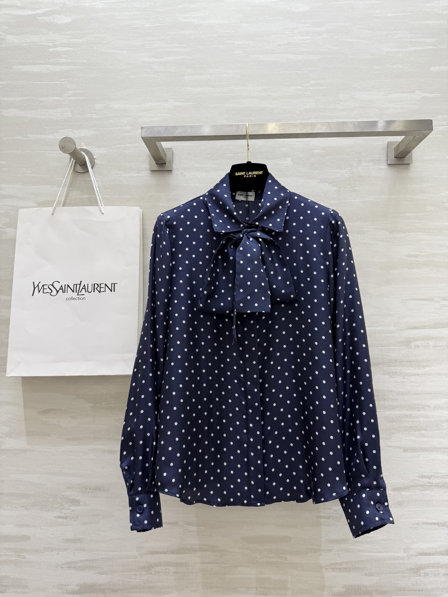 NO:474582,#ysl early autumn new style, retro polka dot streamer silk shirt, 100% silk fabric, good drape, retro polka dot printed pattern, matched with streamer design, fashionable concave shape~ The classic style design is not picky at all, it looks good in single or inner wear, high quality, sizeS/M/L (size s size 37 shoulder width, bust 92, length 59, saint laurent, real silk, alexander wang19860909#ysl早秋新款 复古波点飘带真丝衬衣 百分百真丝面料 垂坠感很好 复古小波点印花图案 搭配飘带设计 时髦凹造型～ 经典的版型设计完全不挑身材 单穿或者内搭都好看 高品质 现货来sizeS/M/L（s码肩宽37,胸围92,衣长59,,saint laurent,real silk,alexander wang,Women's clothing