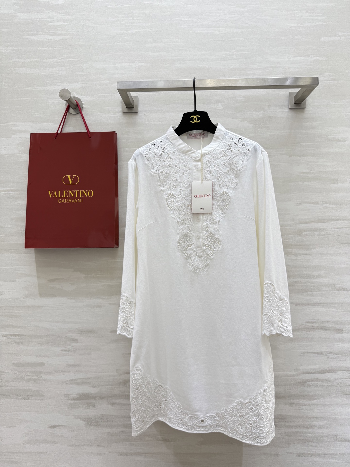 NO:474588,#Valentin early autumn new style heavy industry embroidery dress Three-dimensional positioning hollow embroidery fabric is particularly heavy on the upper body and super beautiful High-quality customization Spot first-time sizeS/M/L (size s size 42 shoulder width, bust 92, length 84), valentino, skirts, alexander wang19860909#Valentin早秋新款 重工刺绣连衣裙 立体定位镂空刺绣面料特别重上身超美 高品质定制 现货首发sizeS/M/L（s码肩宽42,胸围92,衣长84）,,valentino,skirts,alexander wang,Women's clothing