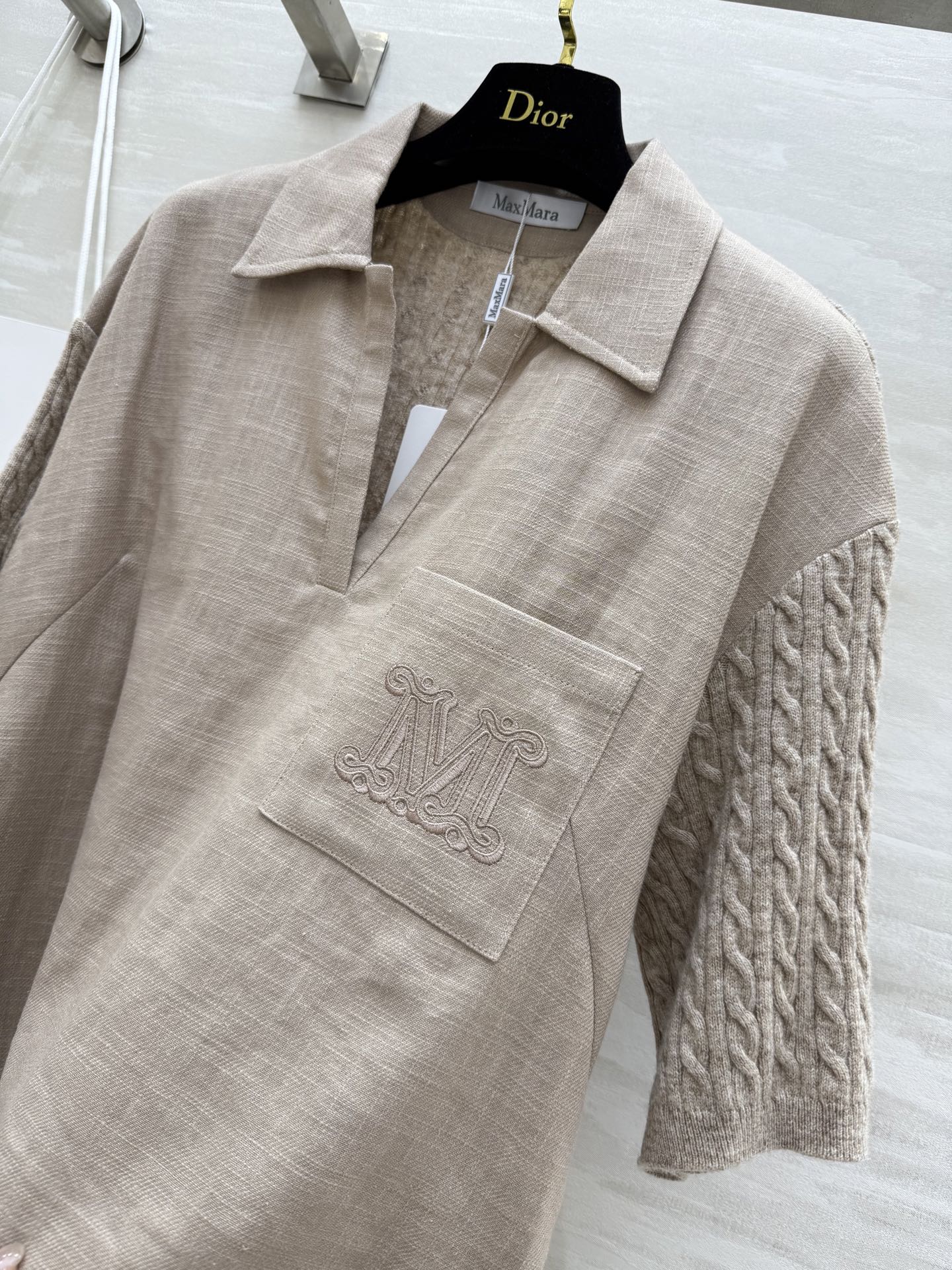 #Maxmar♡²⁵早秋新款 刺绣字母口袋翻领衬衣 拼接针织设计亚麻面料质感轻盈舒适 气质小翻领帅气又时