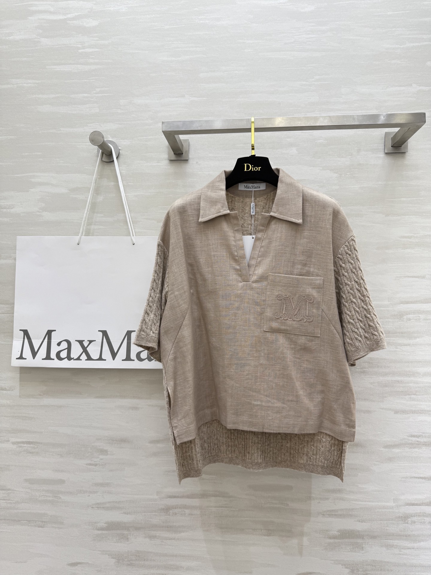 NO:474580,#Maxmar early autumn new style embroidered letter pocket lapel shirt spliced ​​knitted design linen fabric texture light and comfortable, temperament small lapel handsome and fashionable, short front and long slit design H-shaped versatile and not picky, high-quality customization, spot first-time sizeS/M/L (size s shoulder width 48, bust 100, garment length 53-64),,alexander wang19860909#Maxmar早秋新款 刺绣字母口袋翻领衬衣 拼接针织设计亚麻面料质感轻盈舒适 气质小翻领帅气又时髦 前短后长开叉设计H版型百搭不挑人 高品质定制 现货首发sizeS/M/L（s码肩宽48,胸围100,衣长53-64）,,alexander wang,Women's clothing