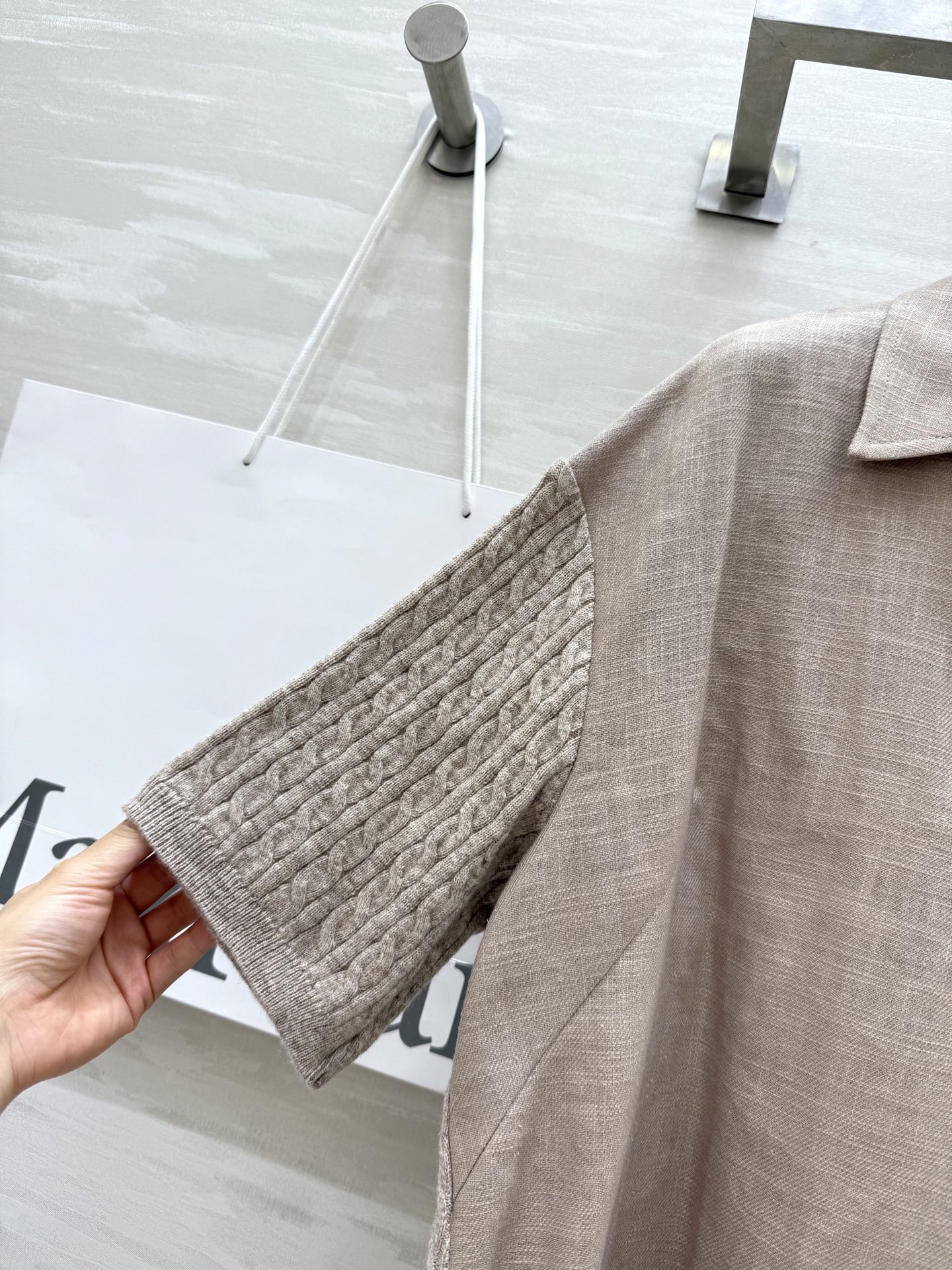 #Maxmar♡²⁵早秋新款 刺绣字母口袋翻领衬衣 拼接针织设计亚麻面料质感轻盈舒适 气质小翻领帅气又时