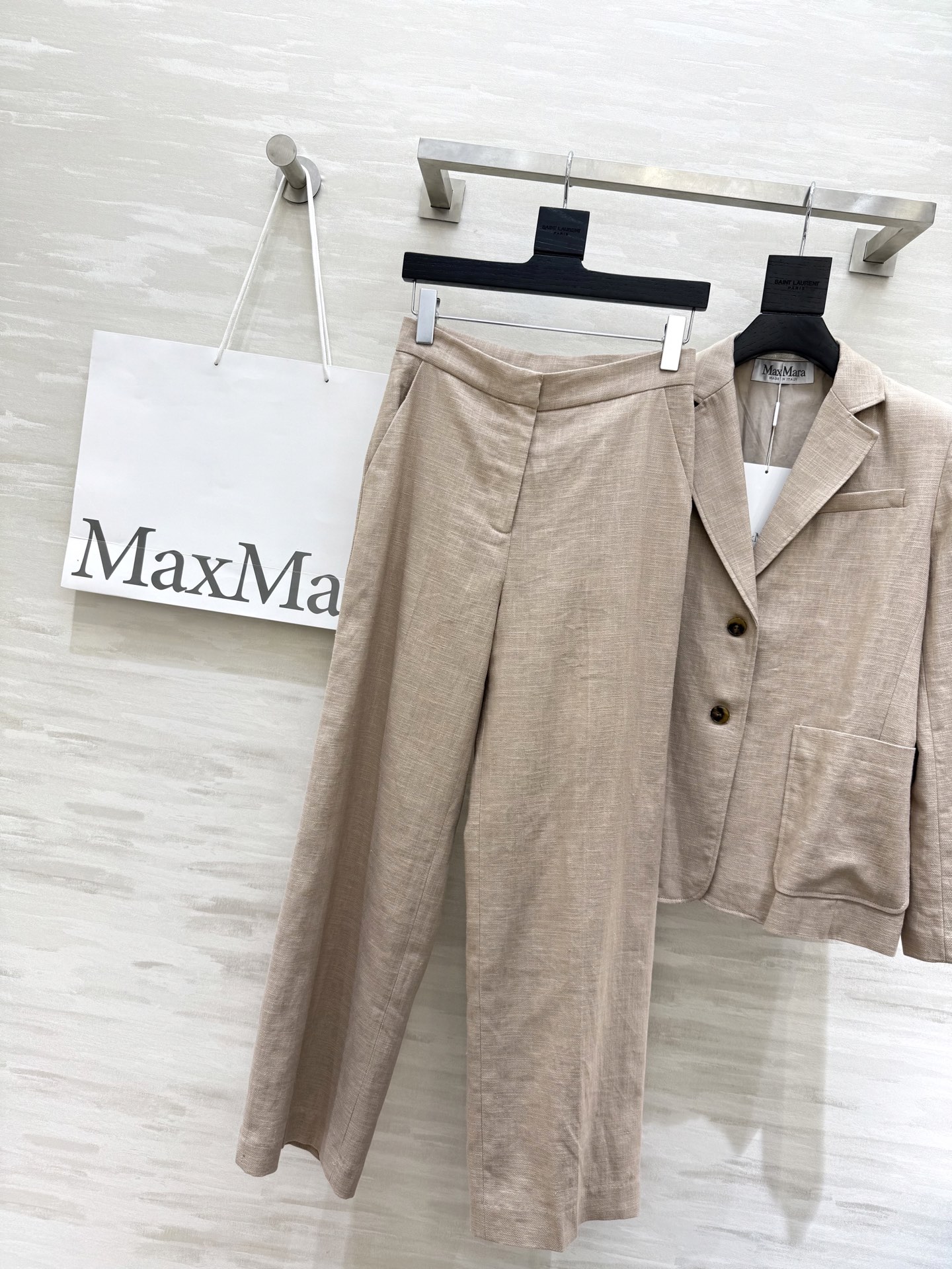 NO:474591,#MaxMar early autumn new style Minimalist Line straight trousers Minimalist Customized high-density linen fabric is quite wide and stylish Lazy and casual high-end items High quality Spot sizeS/M/L (size size 68, hip circumference 90, pants length 102), Alexander wang19860909#MaxMar早秋新款 极简主义 亚麻直筒西裤 极简主义 定制高定密度亚麻面料挺阔有型 慵懒随性的高级单品 高品质 现货来sizeS/M/L（s码腰围68,臀围90,裤长102）,,alexander wang,Women's clothing
