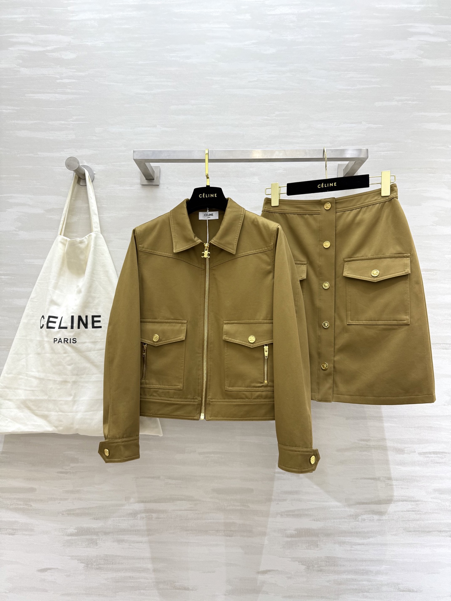 NO:474577,Jacket, skirt.#Celin early autumn new style fashionable suit Customized cotton material Multi-washing process Lapel short jacket cut Matched with basic contour line looking high-end. The buckle is embellished with the iconic Arc de Triomphe logo and matched with multiple round buckles. The brand's high-end design feel is full. Complete sets or single wear are outstanding and fashionable. High quality. SizeS/M/L (size jacket with shoulder width of 38, bust 92, length of 51, skirt waist 68, hip 92, skirt length of 51),,celine, skirt 5rts, jackets & coats, jackets & coats, alexander wang19860909外套,半裙.#Celin早秋新款 时髦套装 定制全棉材质 多重水洗工艺 翻领短款夹克裁剪 搭配基础轮廓线耐看高级 链扣以标志性凯旋门徽标点缀 配合多颗圆扣 品牌高级设计感拉满 成套或单穿都出彩时髦 高品质 分开发售 sizeS/M/L（s码外套肩宽38,胸围92,衣长51,半裙腰围68,臀围92,裙长51）,,celine,skirts,jackets & coats,jackets & coats,alexander wang,Women's clothing