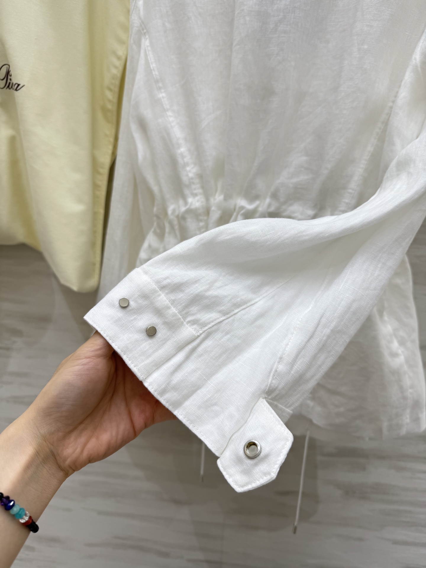 #LP🆕²⁵早秋新款 抽绳收腰外套 定制重磅亚麻面料 品相上乘 抽绳收腰设计轻松凹造型 细节处理非常细致