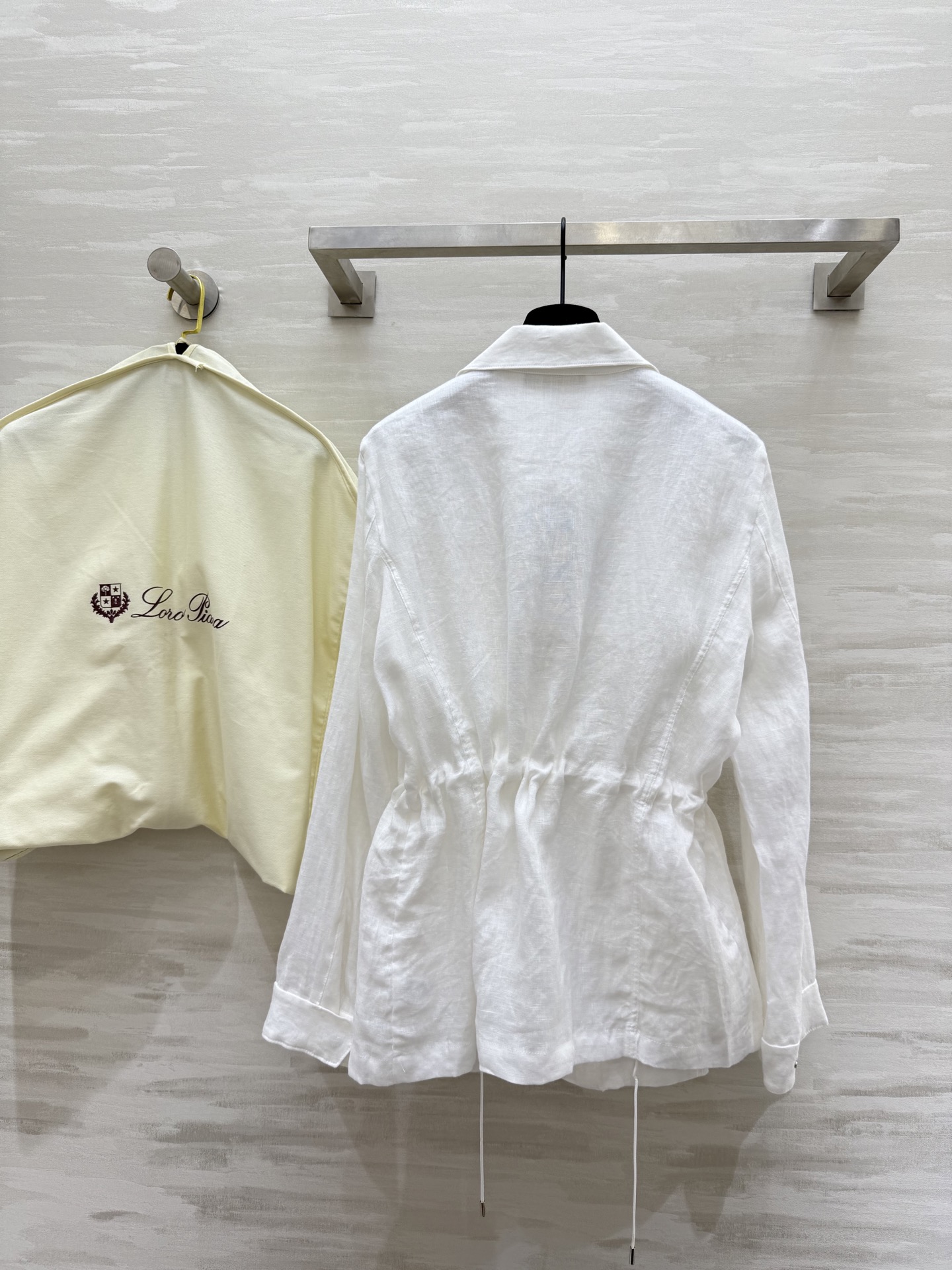 #LP🆕²⁵早秋新款 抽绳收腰外套 定制重磅亚麻面料 品相上乘 抽绳收腰设计轻松凹造型 细节处理非常细致