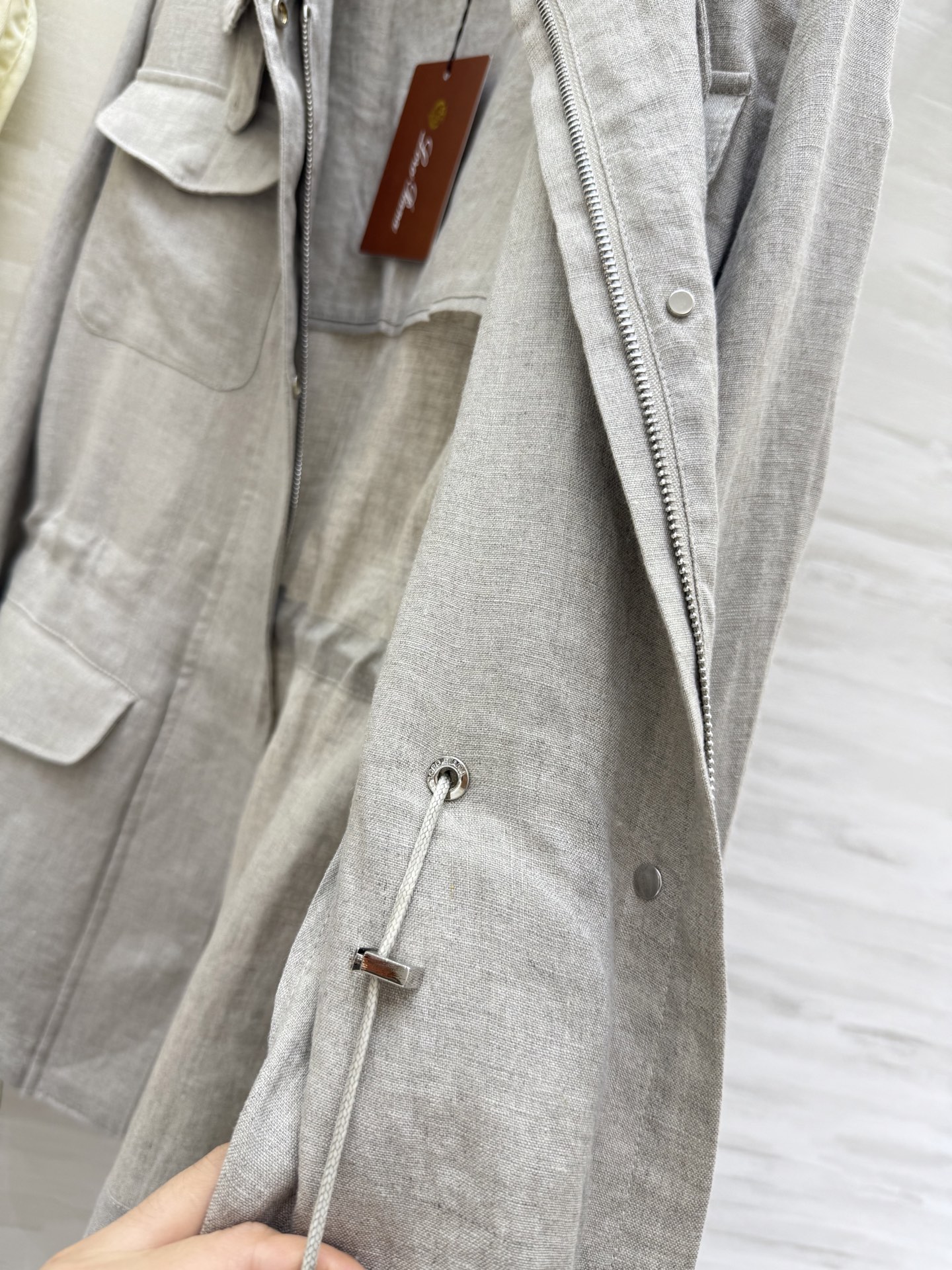 #LP🆕²⁵早秋新款 抽绳收腰外套 定制重磅亚麻面料 品相上乘 抽绳收腰设计轻松凹造型 细节处理非常细致