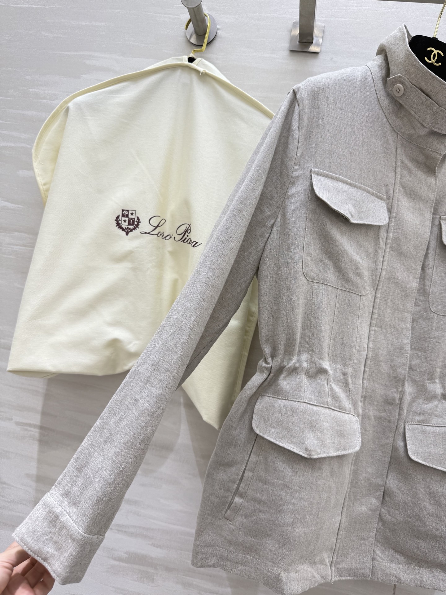 #LP🆕²⁵早秋新款 抽绳收腰外套 定制重磅亚麻面料 品相上乘 抽绳收腰设计轻松凹造型 细节处理非常细致