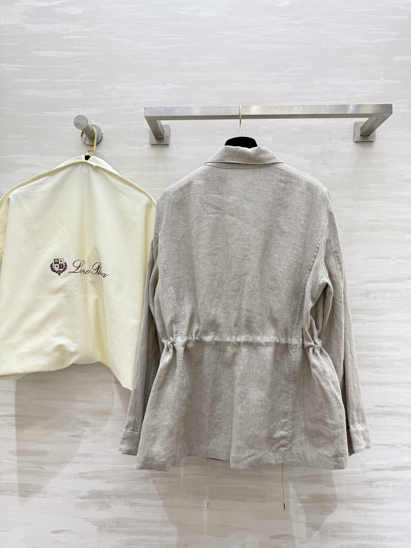 #LP🆕²⁵早秋新款 抽绳收腰外套 定制重磅亚麻面料 品相上乘 抽绳收腰设计轻松凹造型 细节处理非常细致