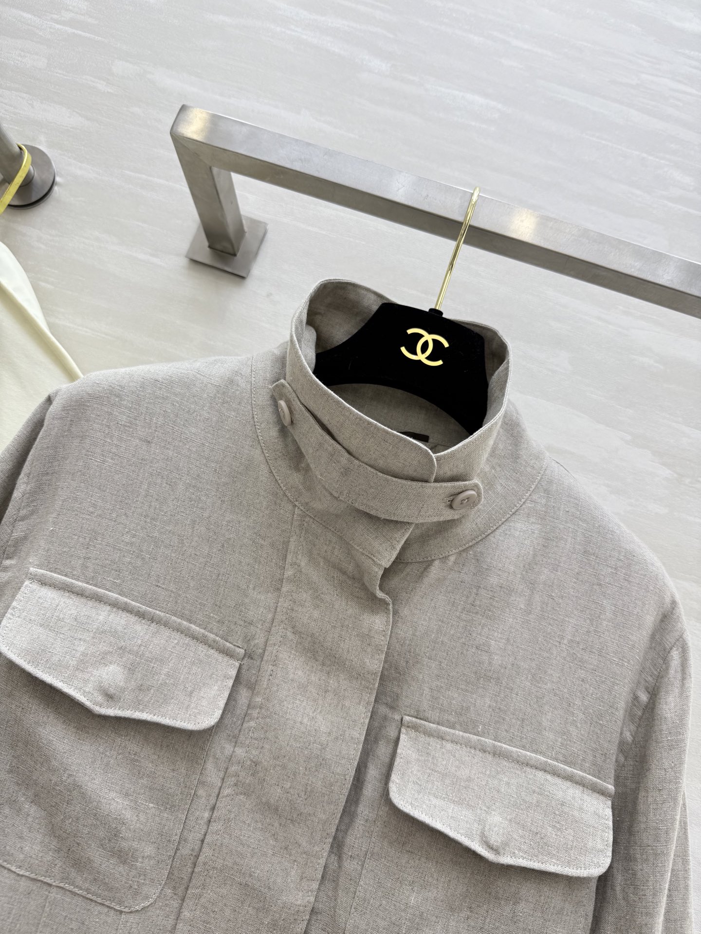 #LP🆕²⁵早秋新款 抽绳收腰外套 定制重磅亚麻面料 品相上乘 抽绳收腰设计轻松凹造型 细节处理非常细致