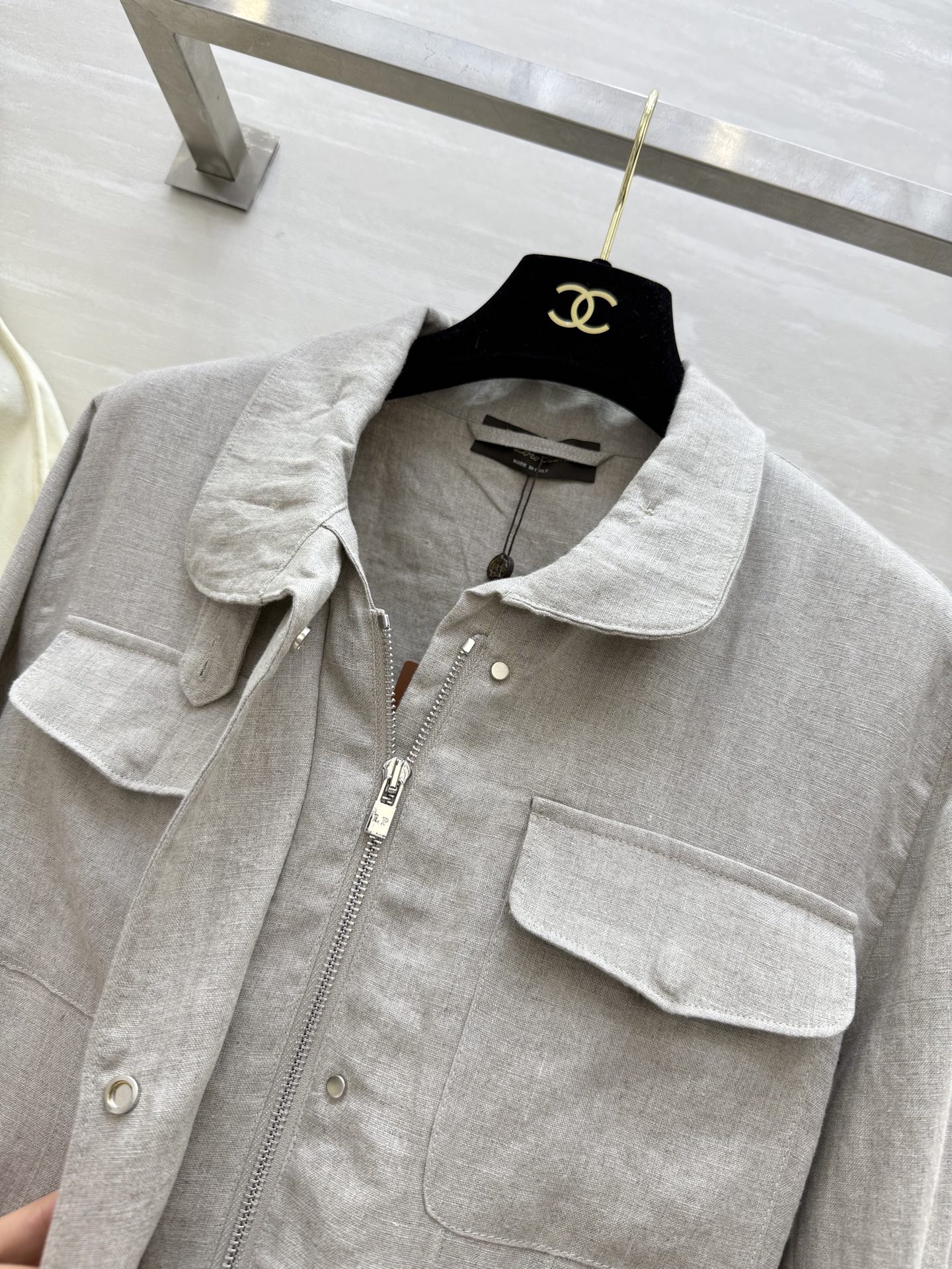 #LP🆕²⁵早秋新款 抽绳收腰外套 定制重磅亚麻面料 品相上乘 抽绳收腰设计轻松凹造型 细节处理非常细致