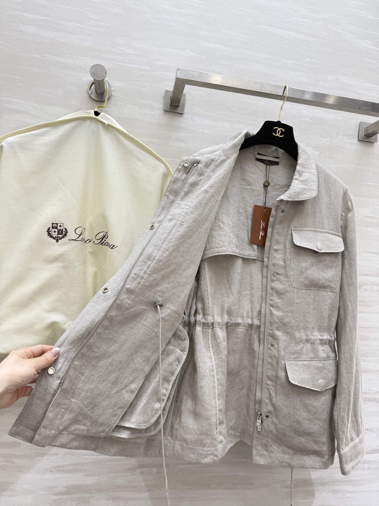 #LP🆕²⁵早秋新款 抽绳收腰外套 定制重磅亚麻面料 品相上乘 抽绳收腰设计轻松凹造型 细节处理非常细致