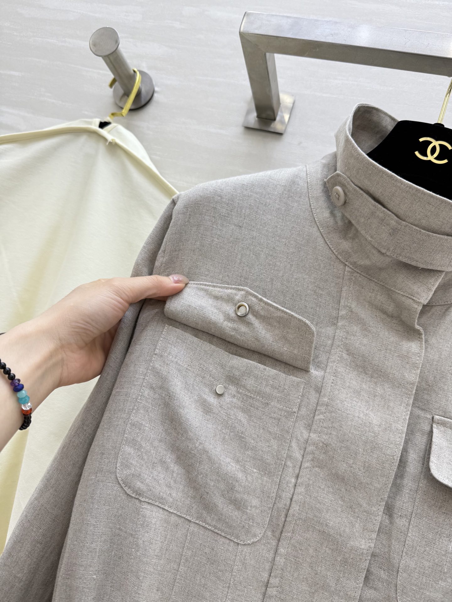 #LP🆕²⁵早秋新款 抽绳收腰外套 定制重磅亚麻面料 品相上乘 抽绳收腰设计轻松凹造型 细节处理非常细致