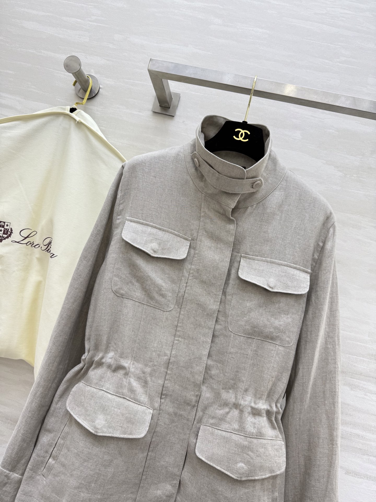 #LP🆕²⁵早秋新款 抽绳收腰外套 定制重磅亚麻面料 品相上乘 抽绳收腰设计轻松凹造型 细节处理非常细致