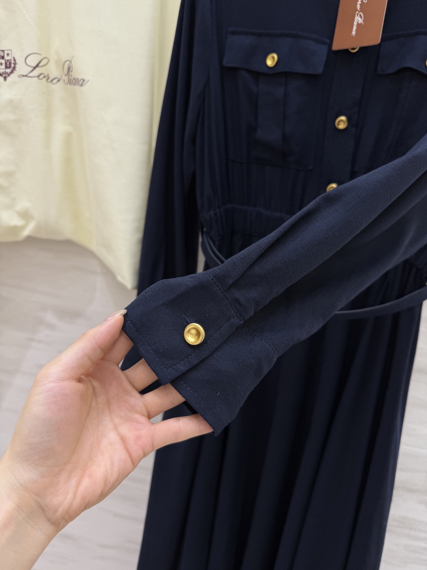 #LP🆕²⁵早秋新款 金属扣肩章 衬衣式连衣裙 气质翻领 搭配腰带扣收腰 压褶裙摆灵动飘逸浪漫 优雅 腰