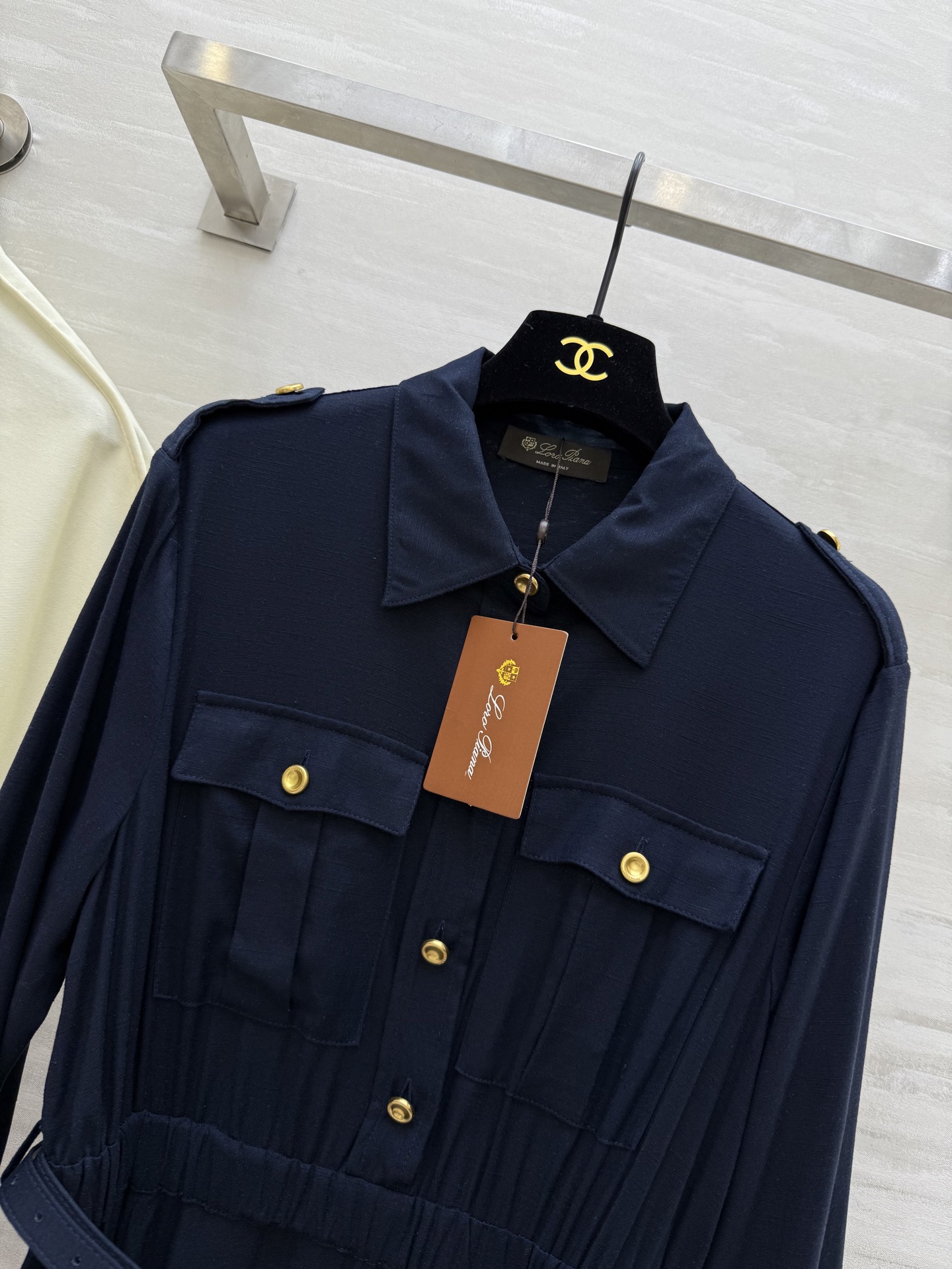 #LP🆕²⁵早秋新款 金属扣肩章 衬衣式连衣裙 气质翻领 搭配腰带扣收腰 压褶裙摆灵动飘逸浪漫 优雅 腰