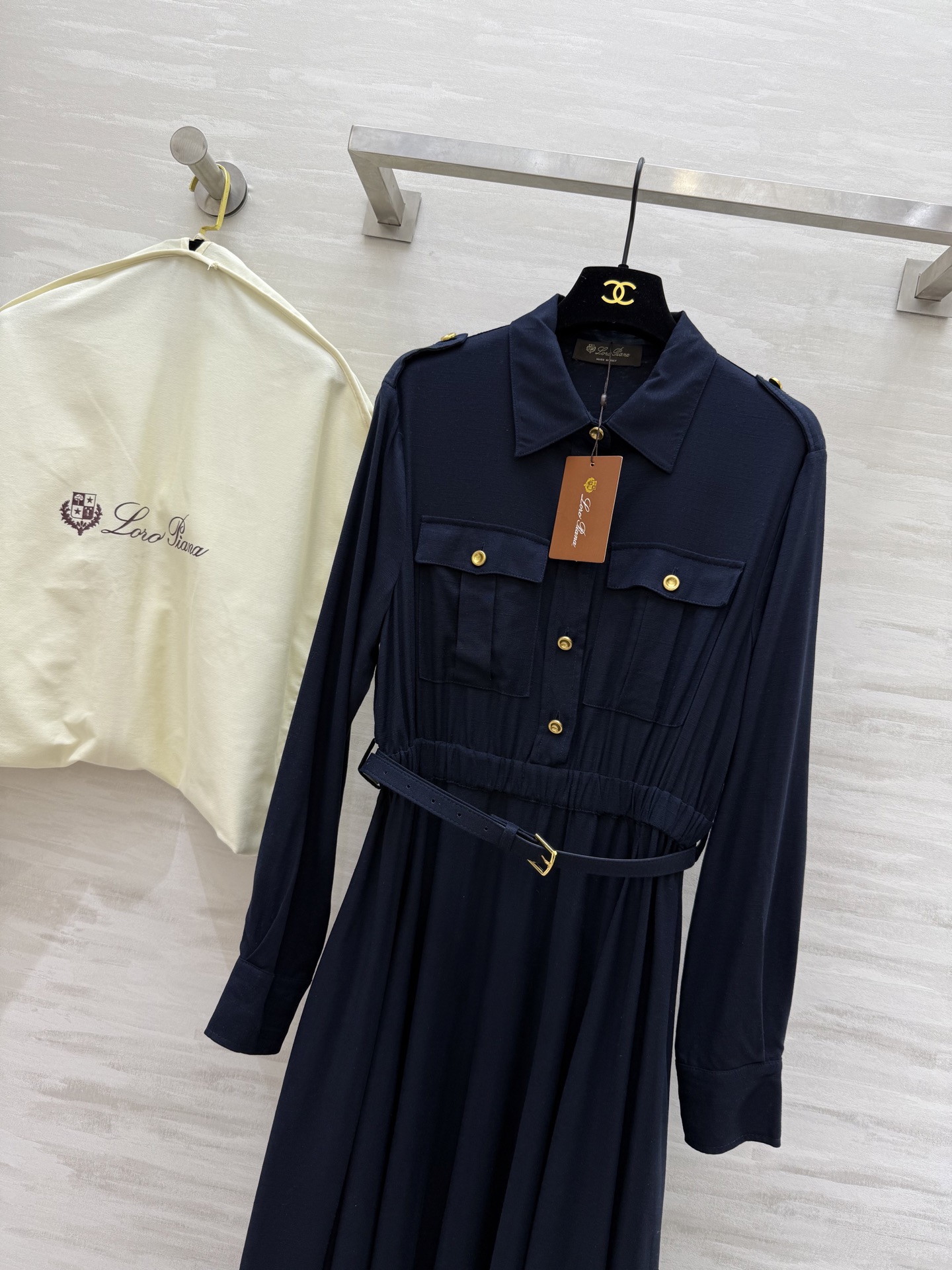 #LP🆕²⁵早秋新款 金属扣肩章 衬衣式连衣裙 气质翻领 搭配腰带扣收腰 压褶裙摆灵动飘逸浪漫 优雅 腰