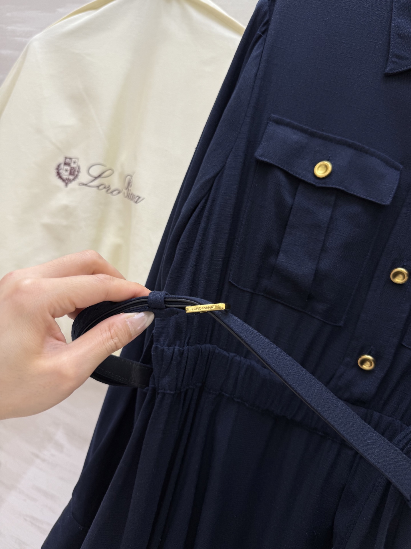 #LP🆕²⁵早秋新款 金属扣肩章 衬衣式连衣裙 气质翻领 搭配腰带扣收腰 压褶裙摆灵动飘逸浪漫 优雅 腰