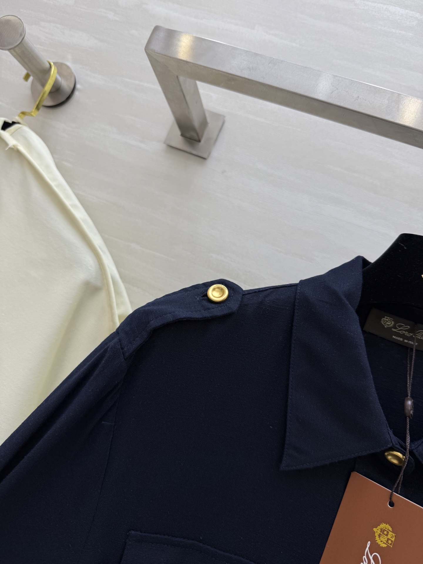 #LP🆕²⁵早秋新款 金属扣肩章 衬衣式连衣裙 气质翻领 搭配腰带扣收腰 压褶裙摆灵动飘逸浪漫 优雅 腰