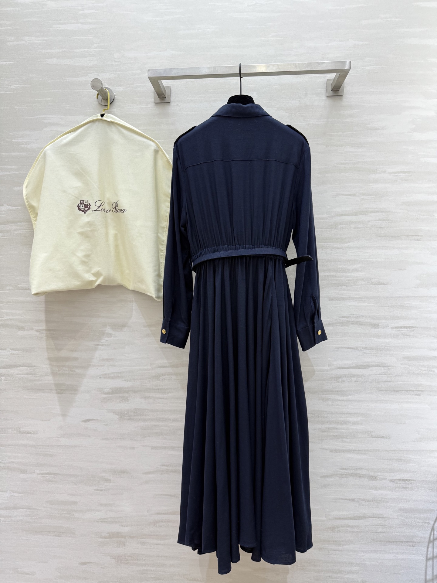 #LP🆕²⁵早秋新款 金属扣肩章 衬衣式连衣裙 气质翻领 搭配腰带扣收腰 压褶裙摆灵动飘逸浪漫 优雅 腰