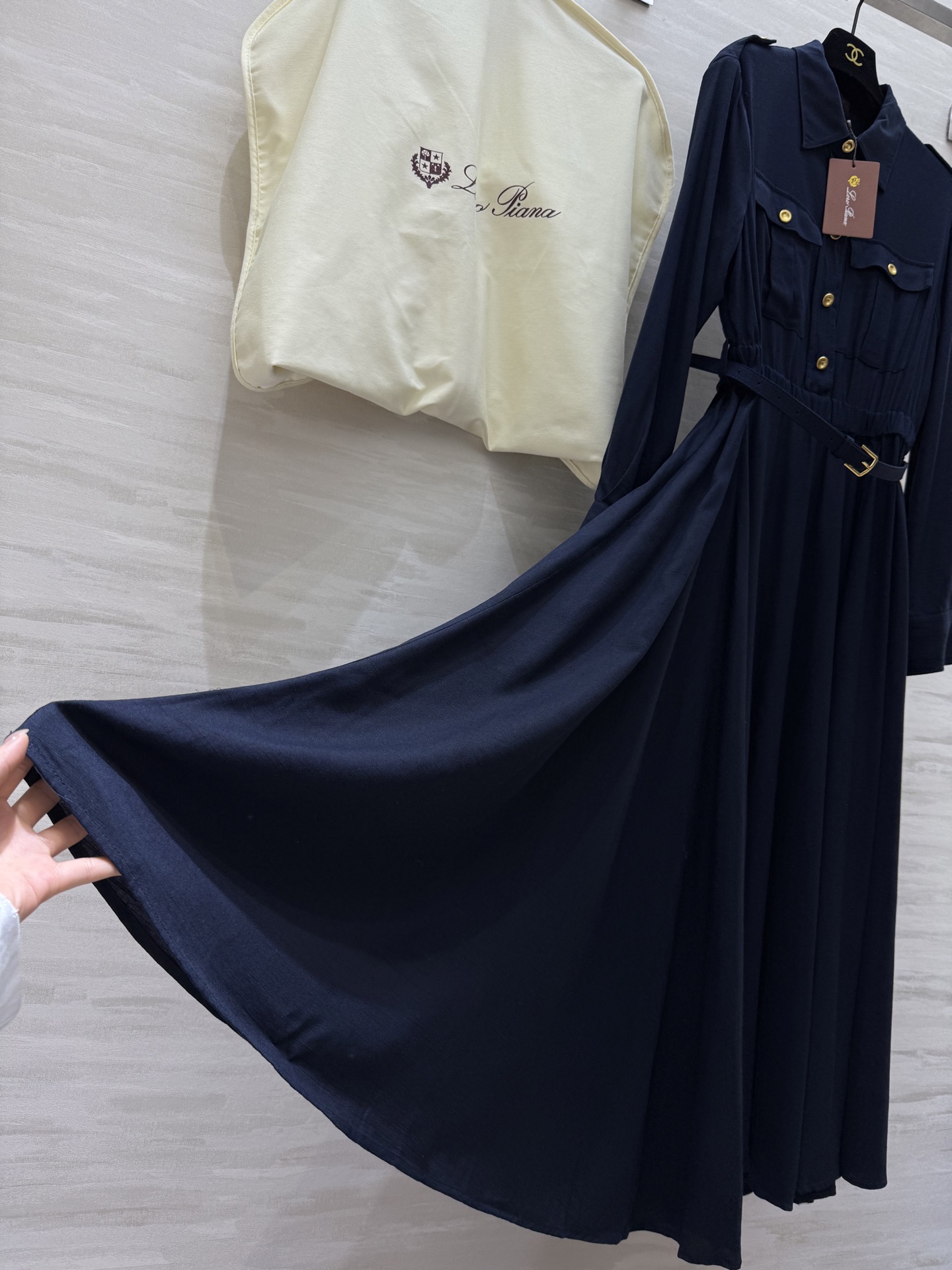 #LP🆕²⁵早秋新款 金属扣肩章 衬衣式连衣裙 气质翻领 搭配腰带扣收腰 压褶裙摆灵动飘逸浪漫 优雅 腰