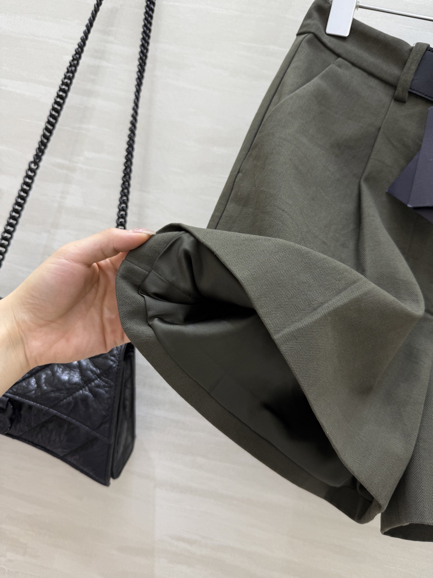 #Prad♡²⁵早秋新款 皮牌装饰短裤 裤型无敌好看 开模定制皮牌装饰 高品质 现货来size：S/M/