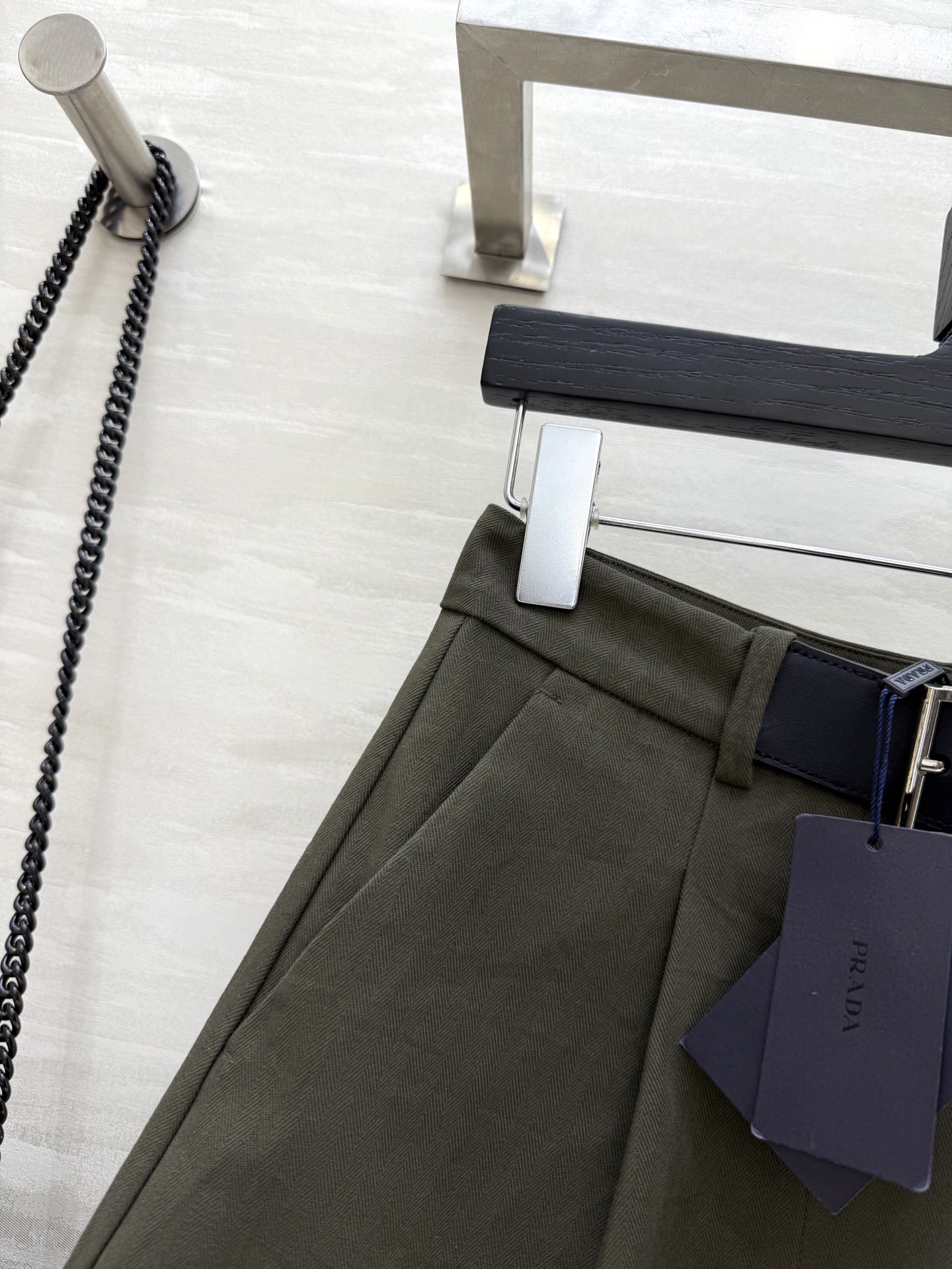 #Prad♡²⁵早秋新款 皮牌装饰短裤 裤型无敌好看 开模定制皮牌装饰 高品质 现货来size：S/M/