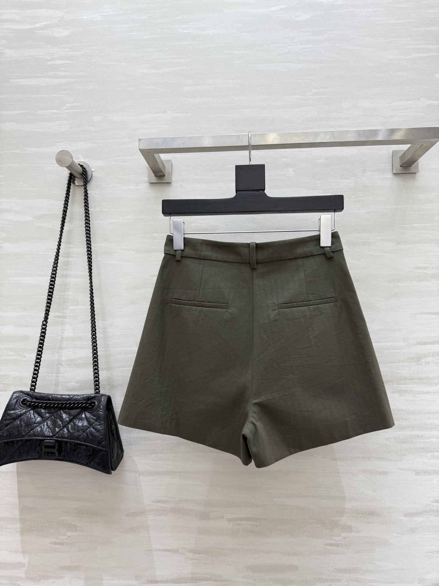 #Prad♡²⁵早秋新款 皮牌装饰短裤 裤型无敌好看 开模定制皮牌装饰 高品质 现货来size：S/M/